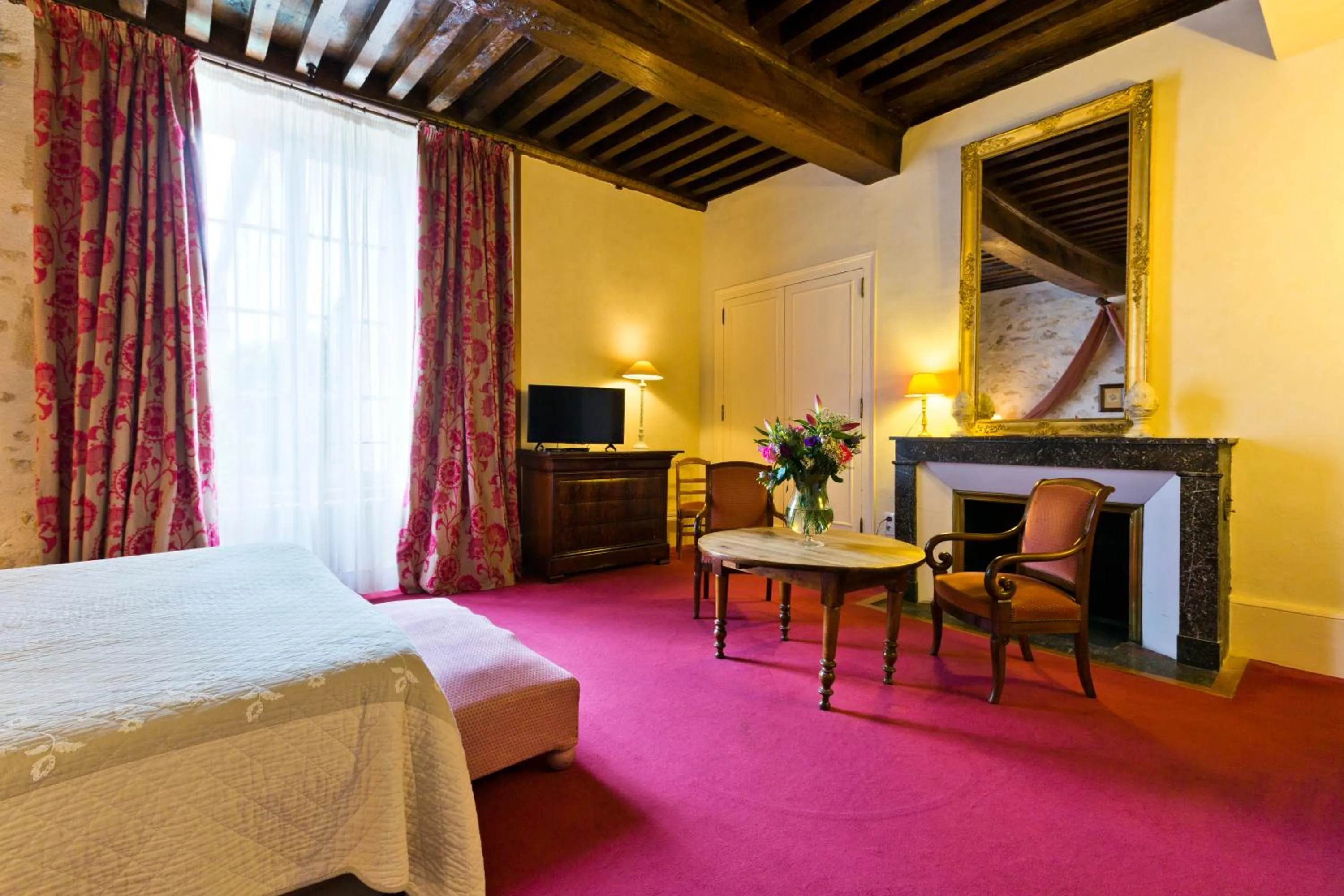 Bed in Grand Hôtel Montespan Talleyrand