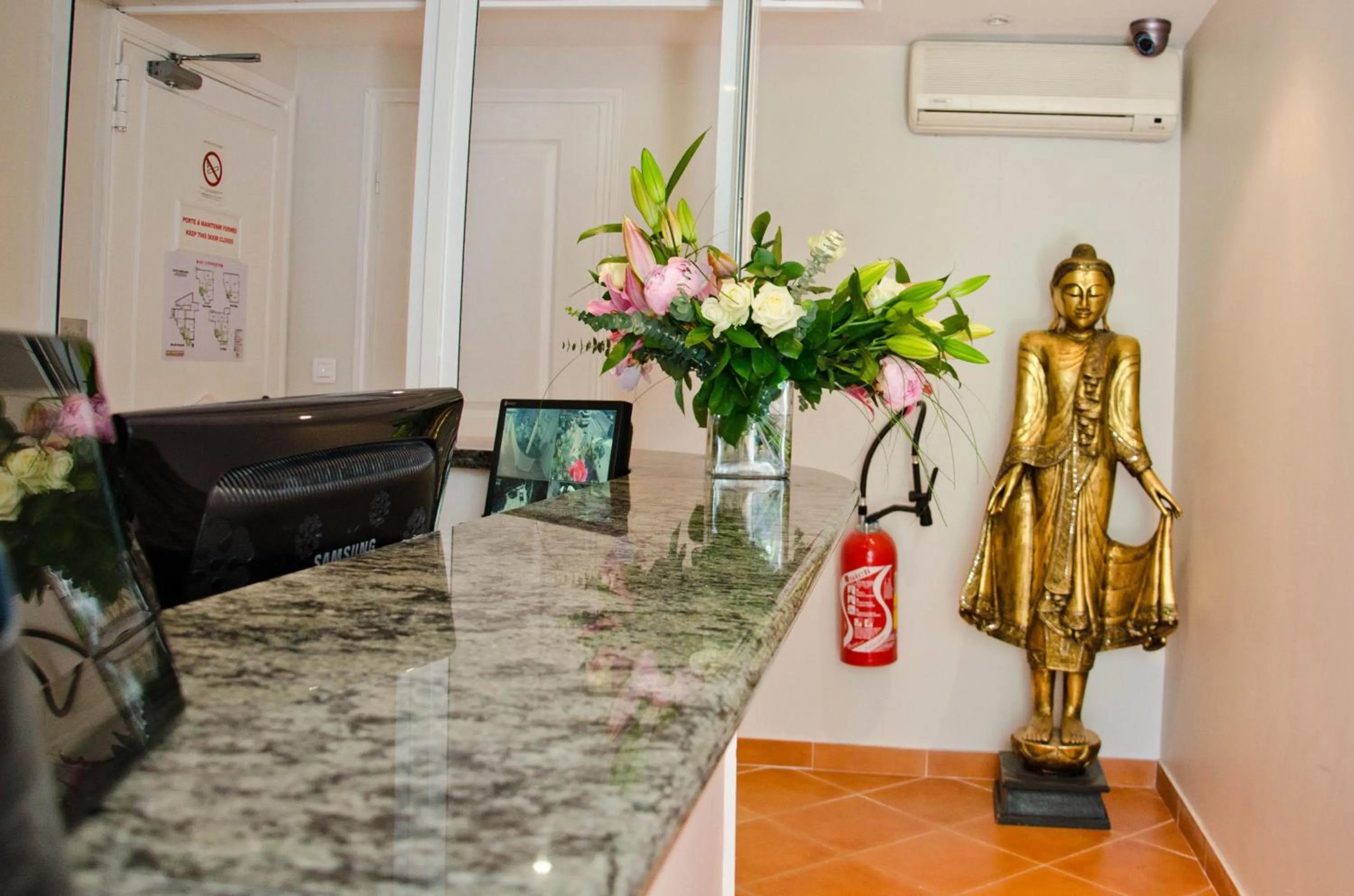 Lobby or reception in Emeraude Résidence Hotelière