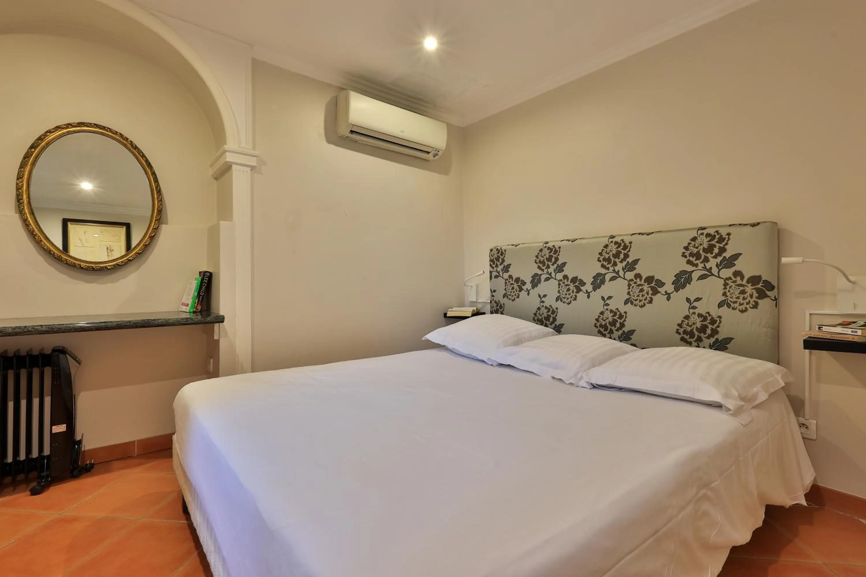 Bed in Emeraude Résidence Hotelière