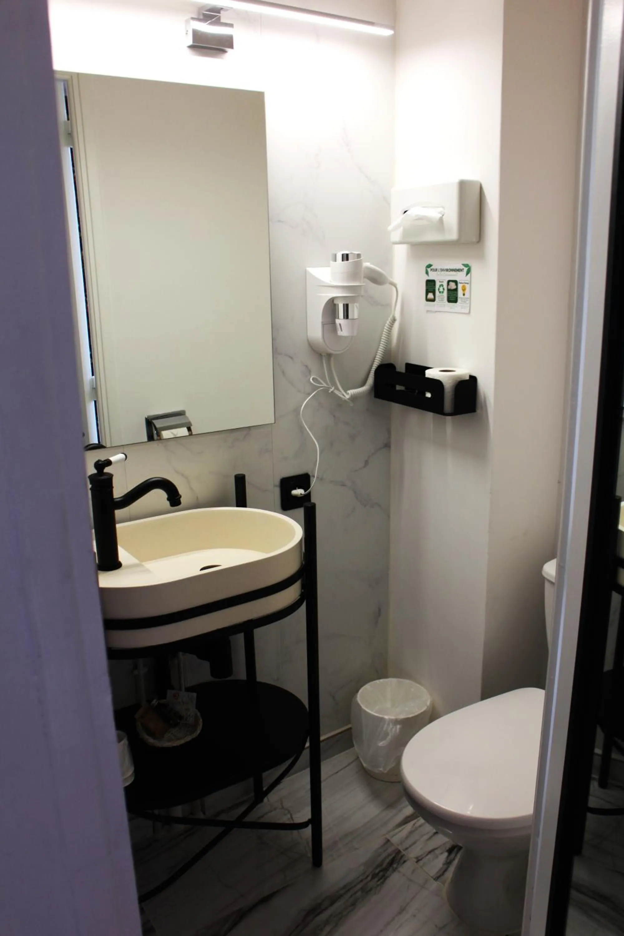 Bathroom in Logis Le Relais Imperial