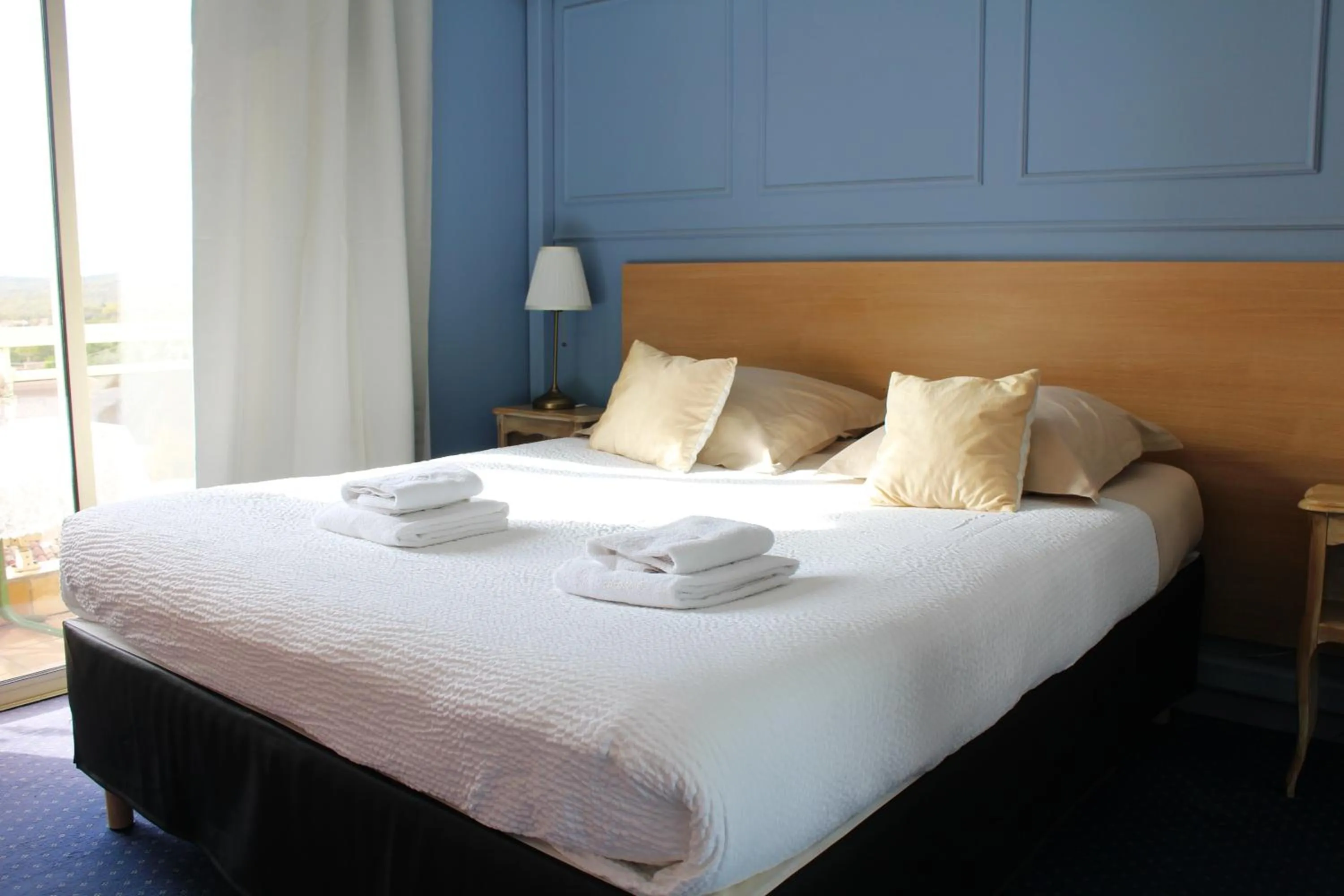 Bedroom, Bed in Logis Le Relais Imperial