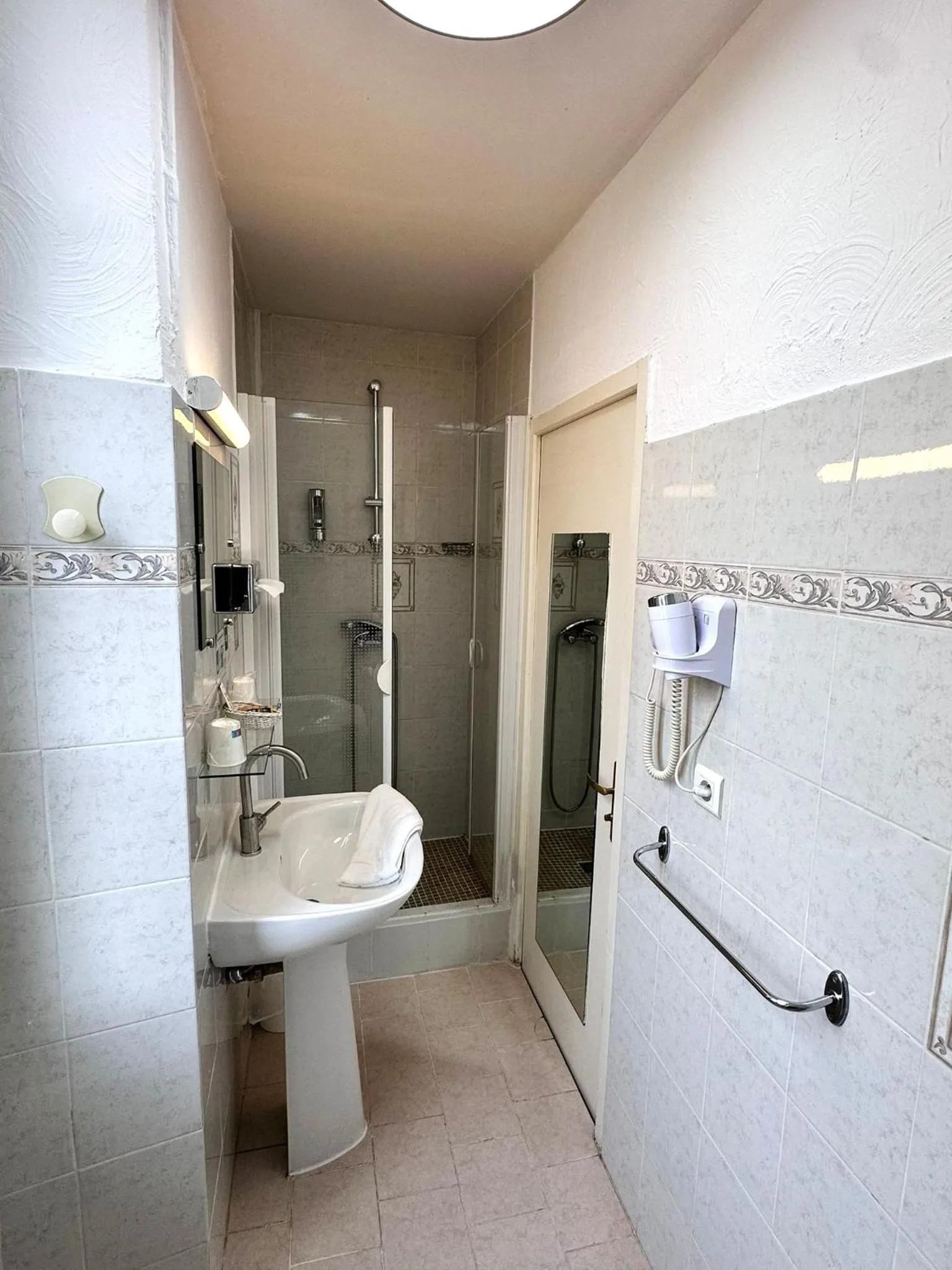 Bathroom in Logis Le Relais Imperial