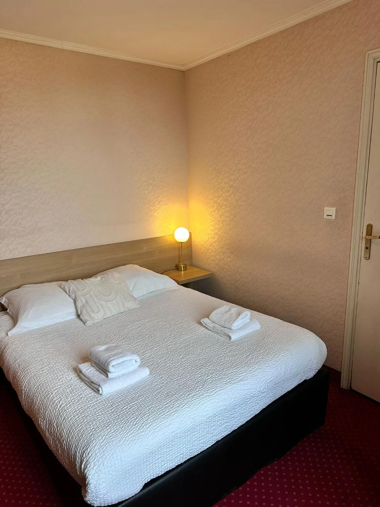 Bedroom, Bed in Logis Le Relais Imperial