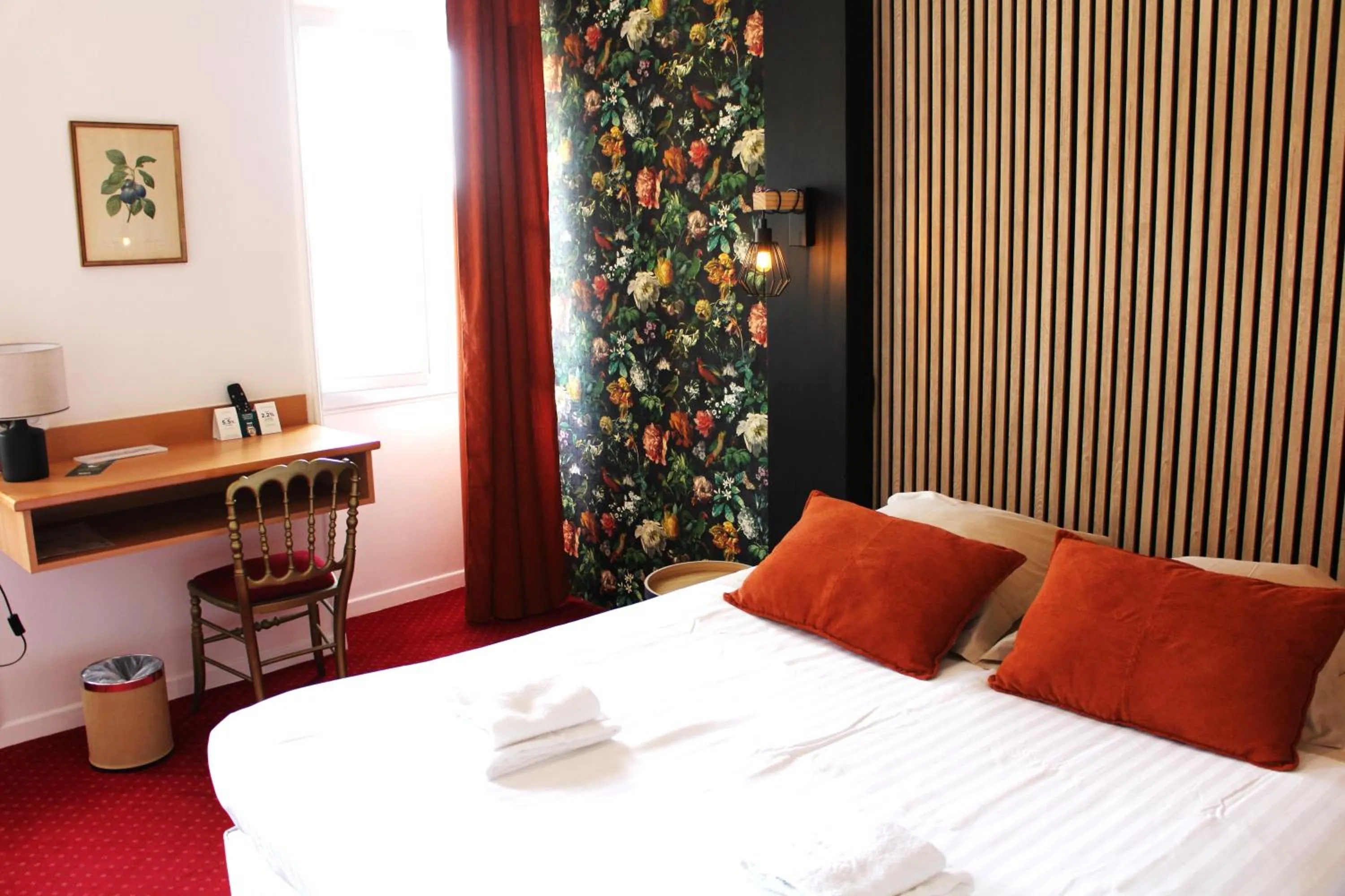 Bedroom, Bed in Logis Le Relais Imperial