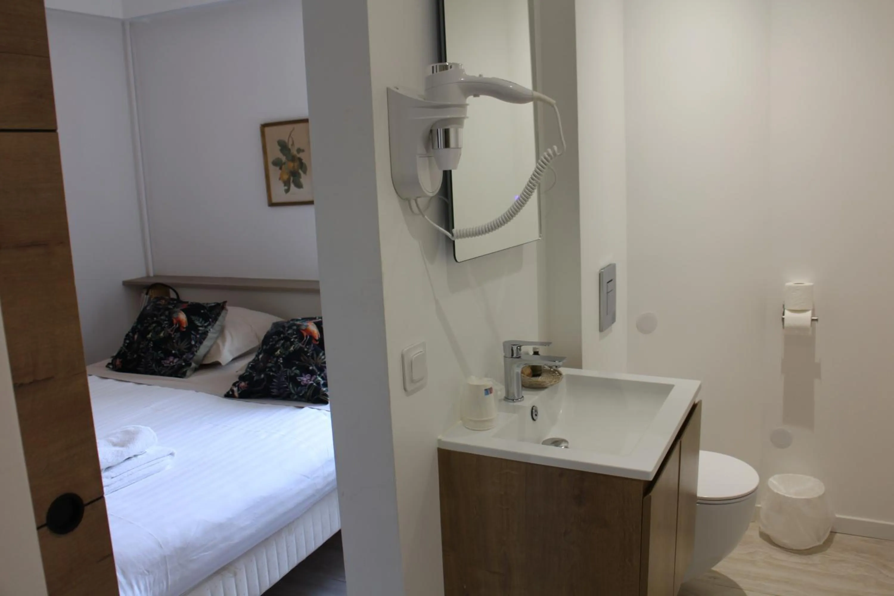 Bathroom, Bed in Logis Le Relais Imperial