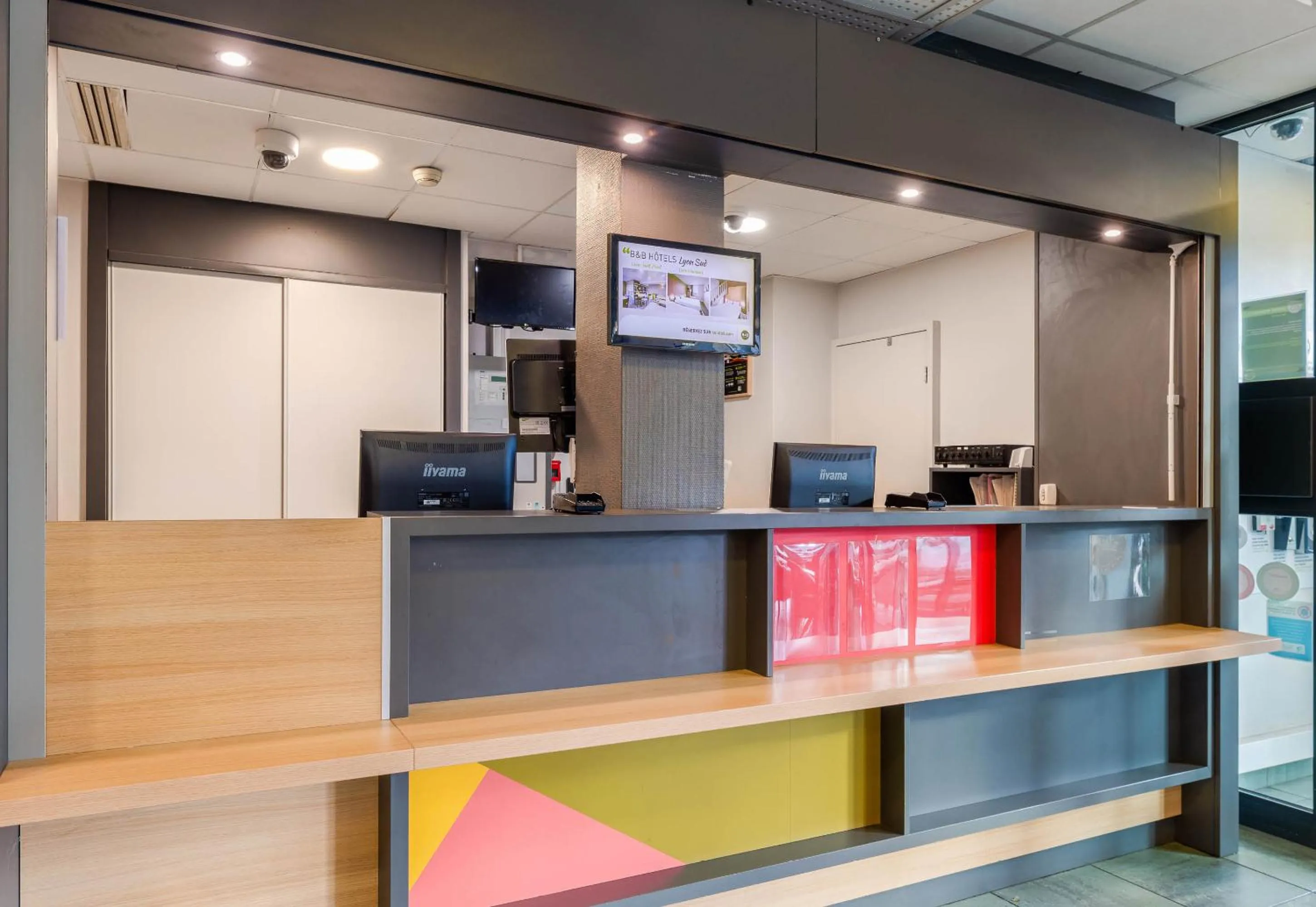 Lobby or reception in B&B HOTEL Lyon Vénissieux