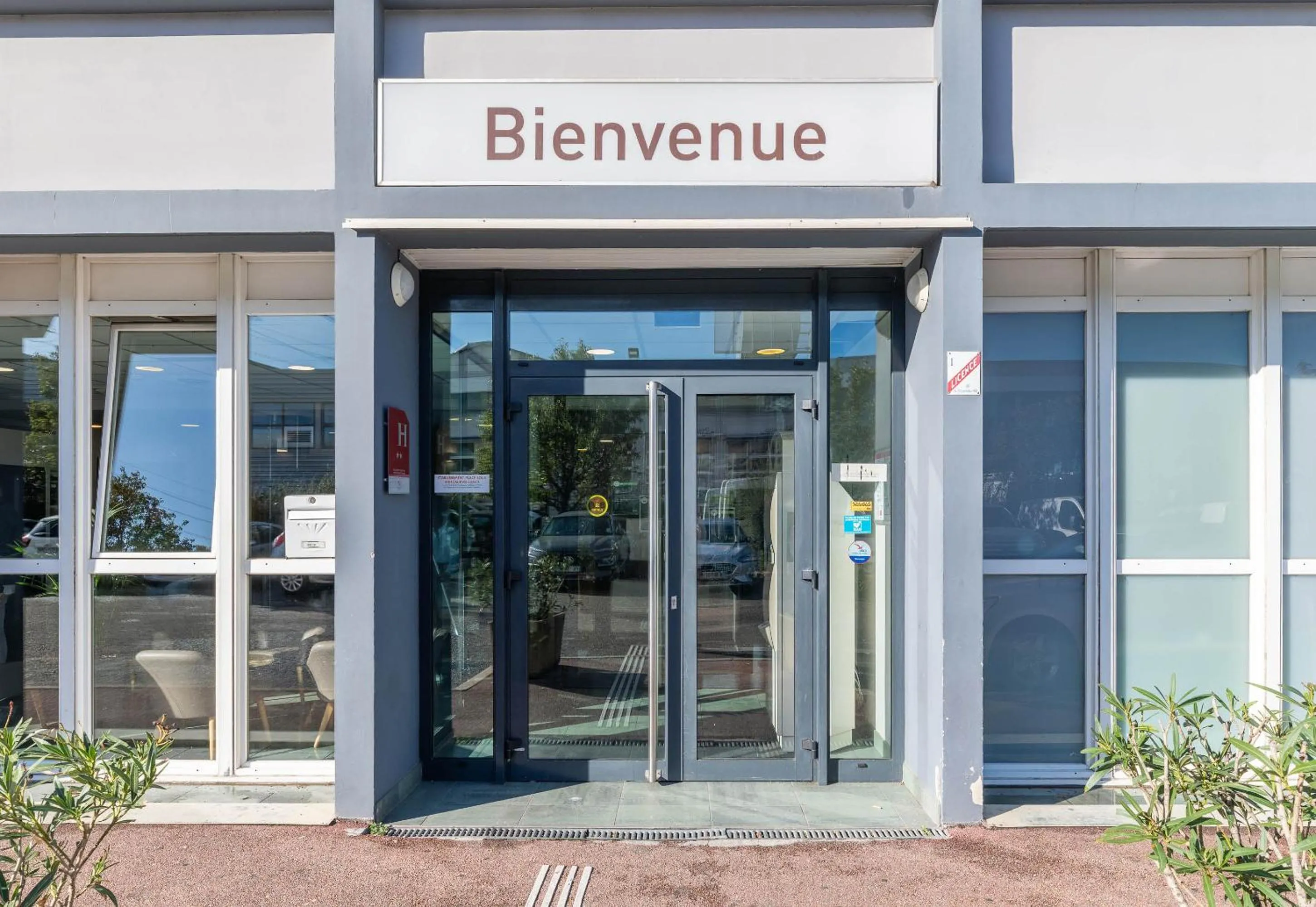 Facade/entrance in B&B HOTEL Lyon Vénissieux