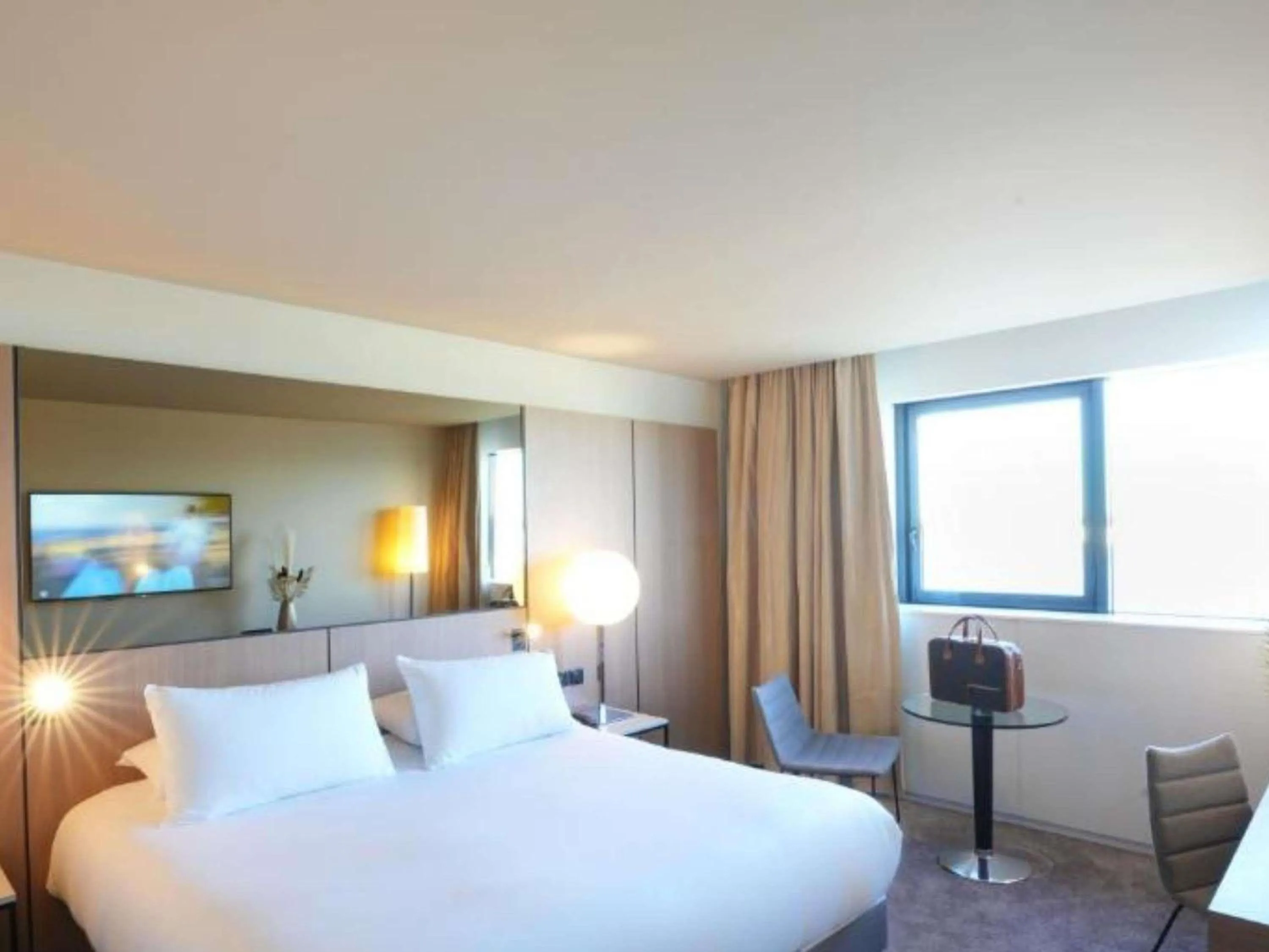 Bedroom, Bed in Pullman Bordeaux Lac