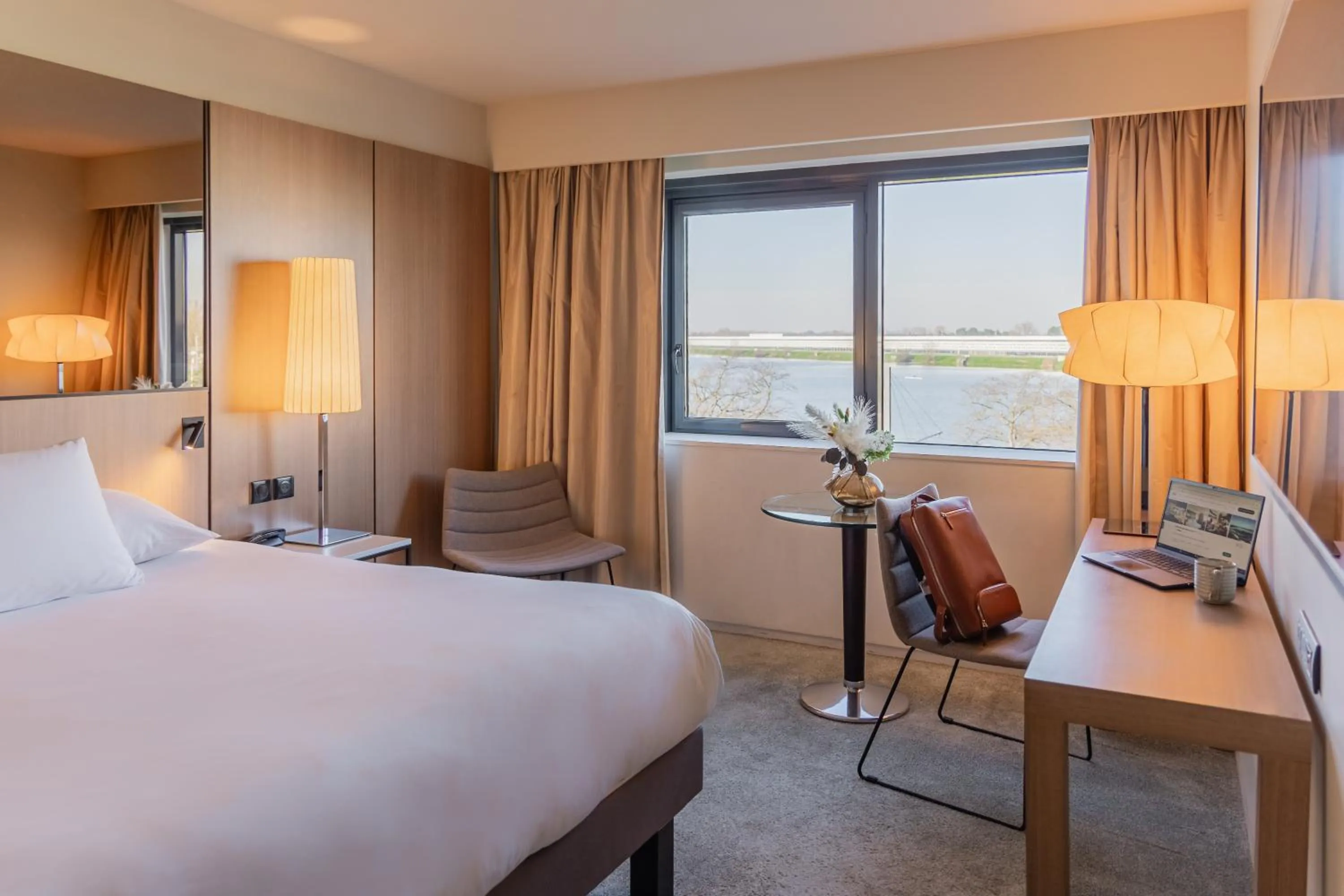 Photo of the whole room, Bed in Pullman Bordeaux Lac