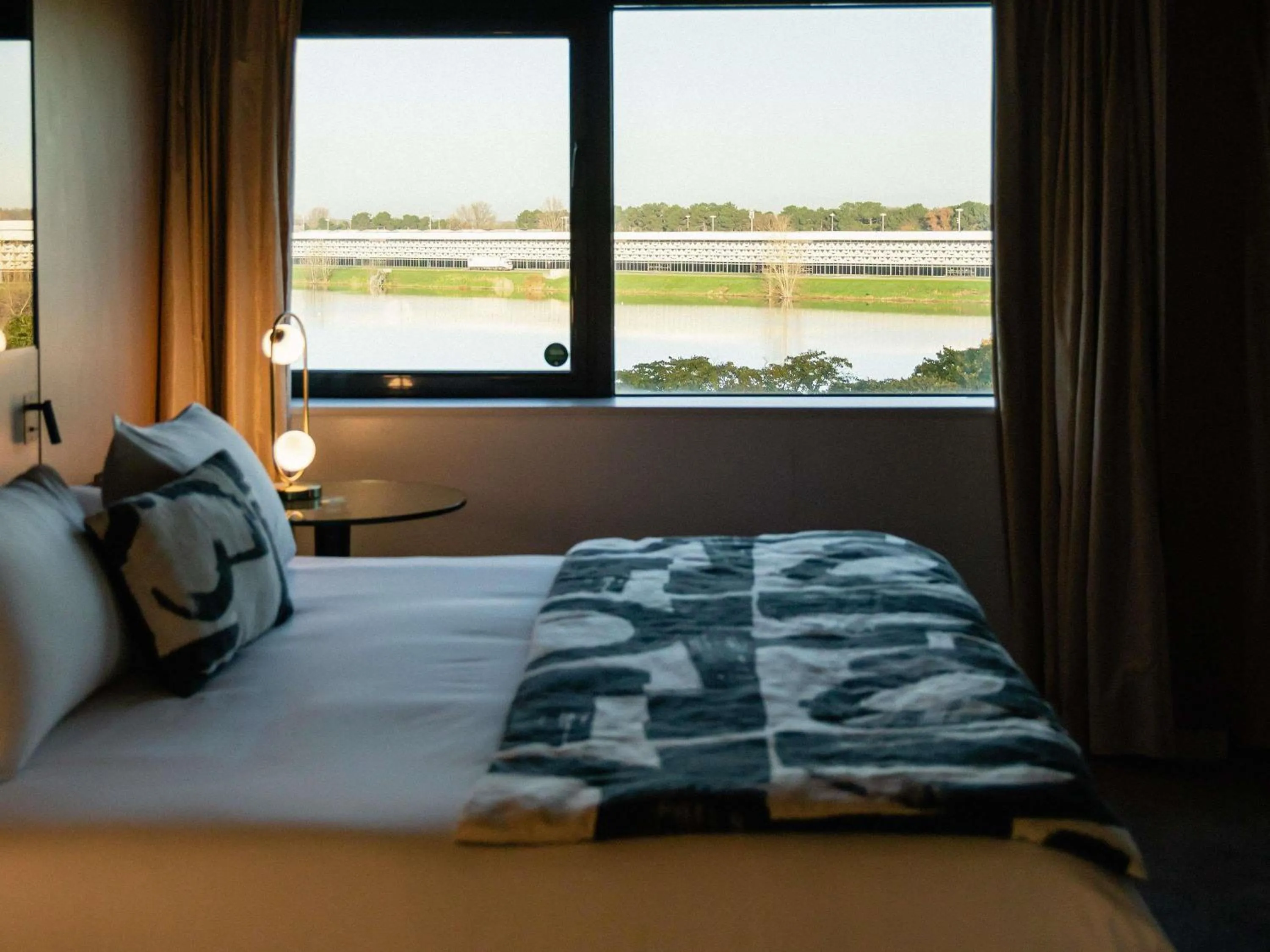 Bedroom, Bed in Pullman Bordeaux Lac