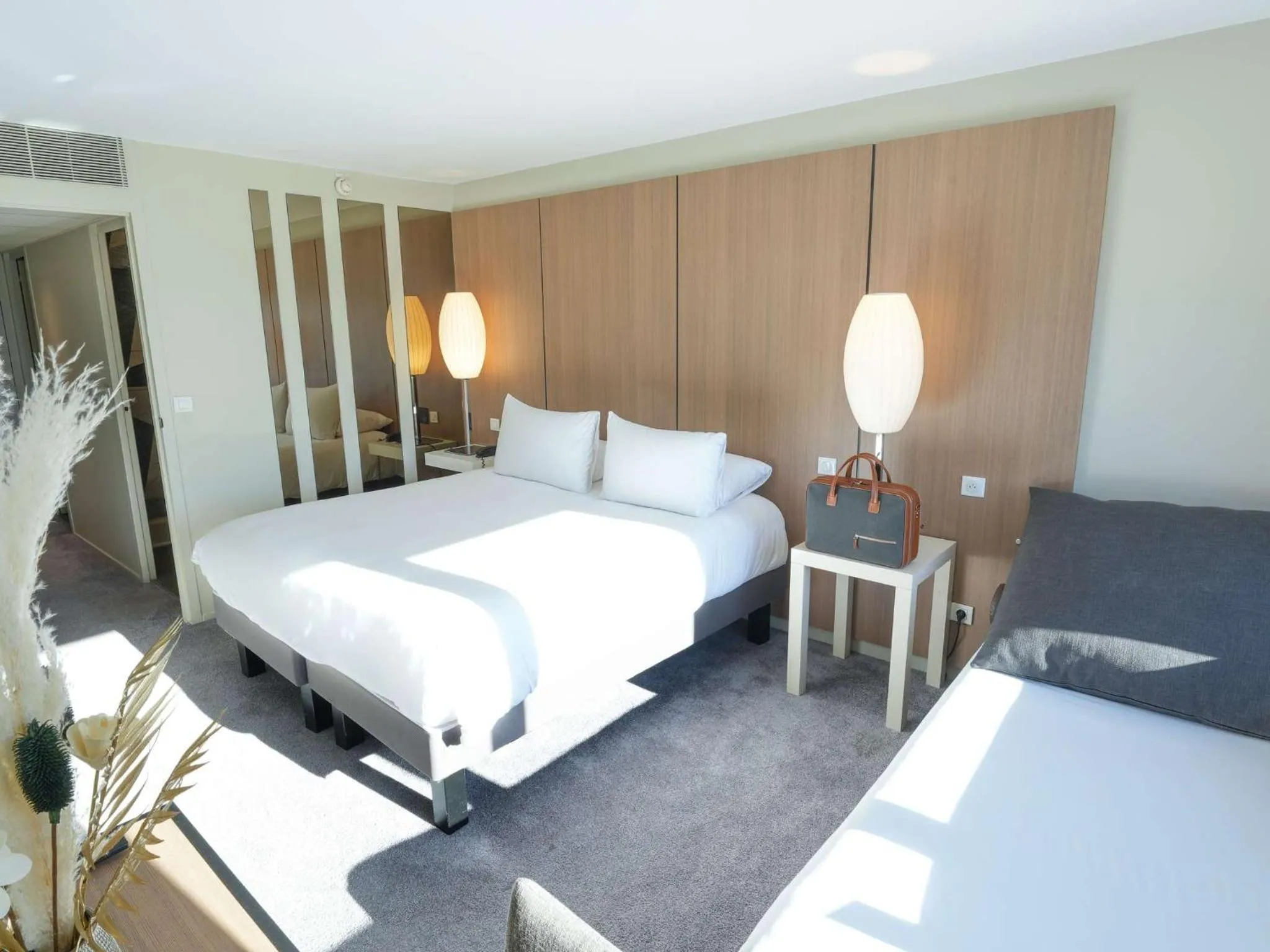 Photo of the whole room, Bed in Pullman Bordeaux Lac