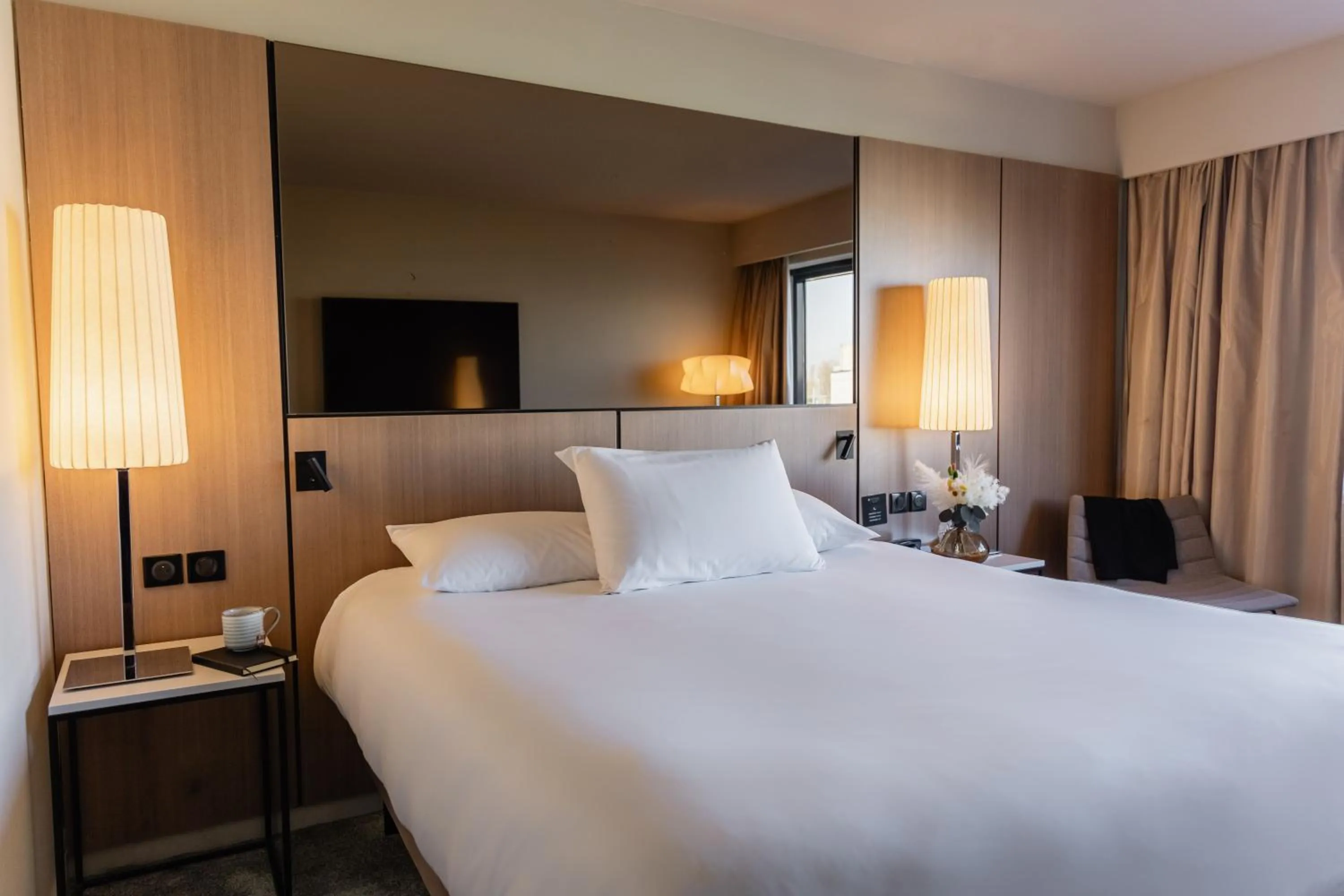 Bedroom, Bed in Pullman Bordeaux Lac