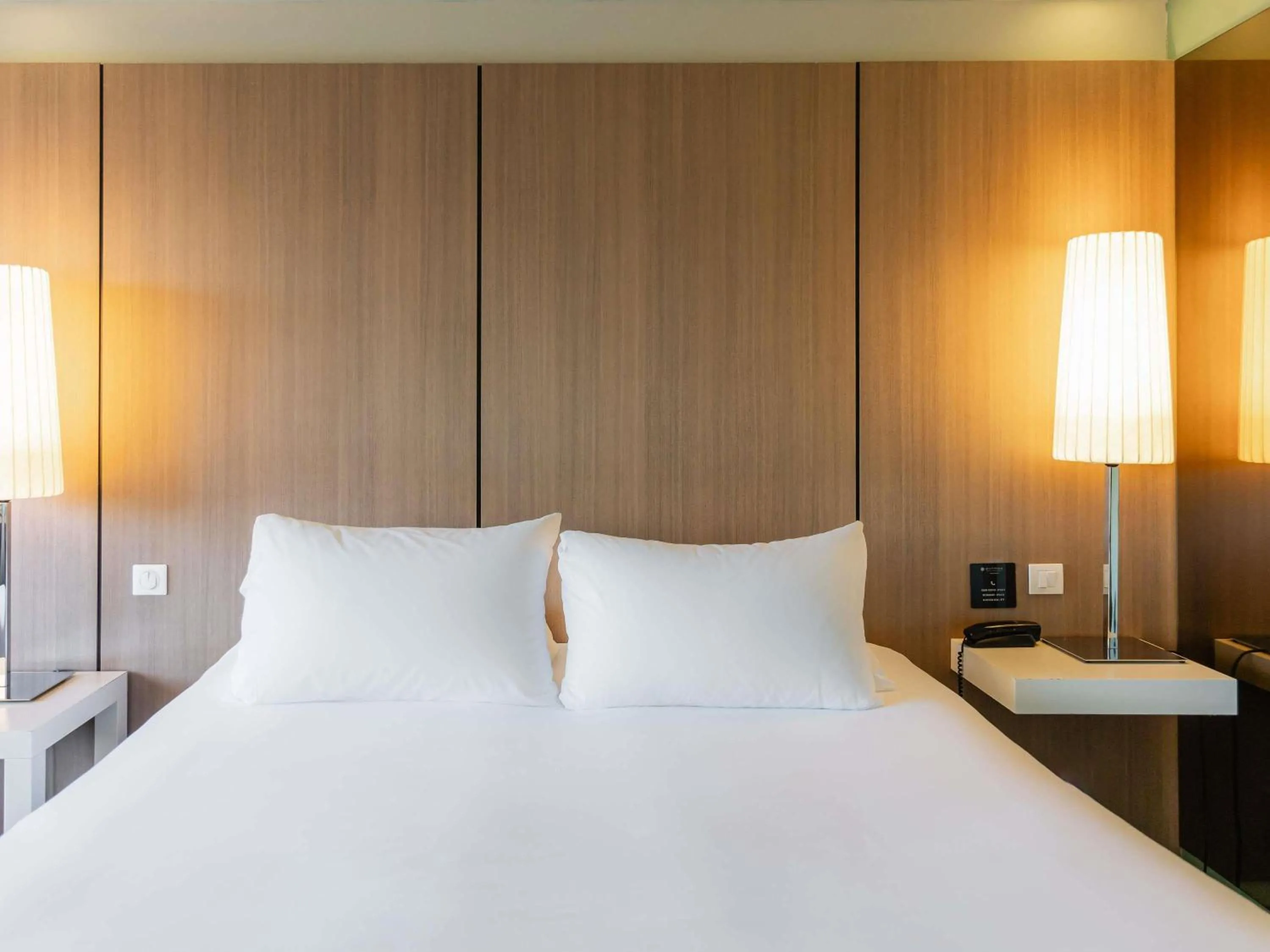 Bedroom, Bed in Pullman Bordeaux Lac