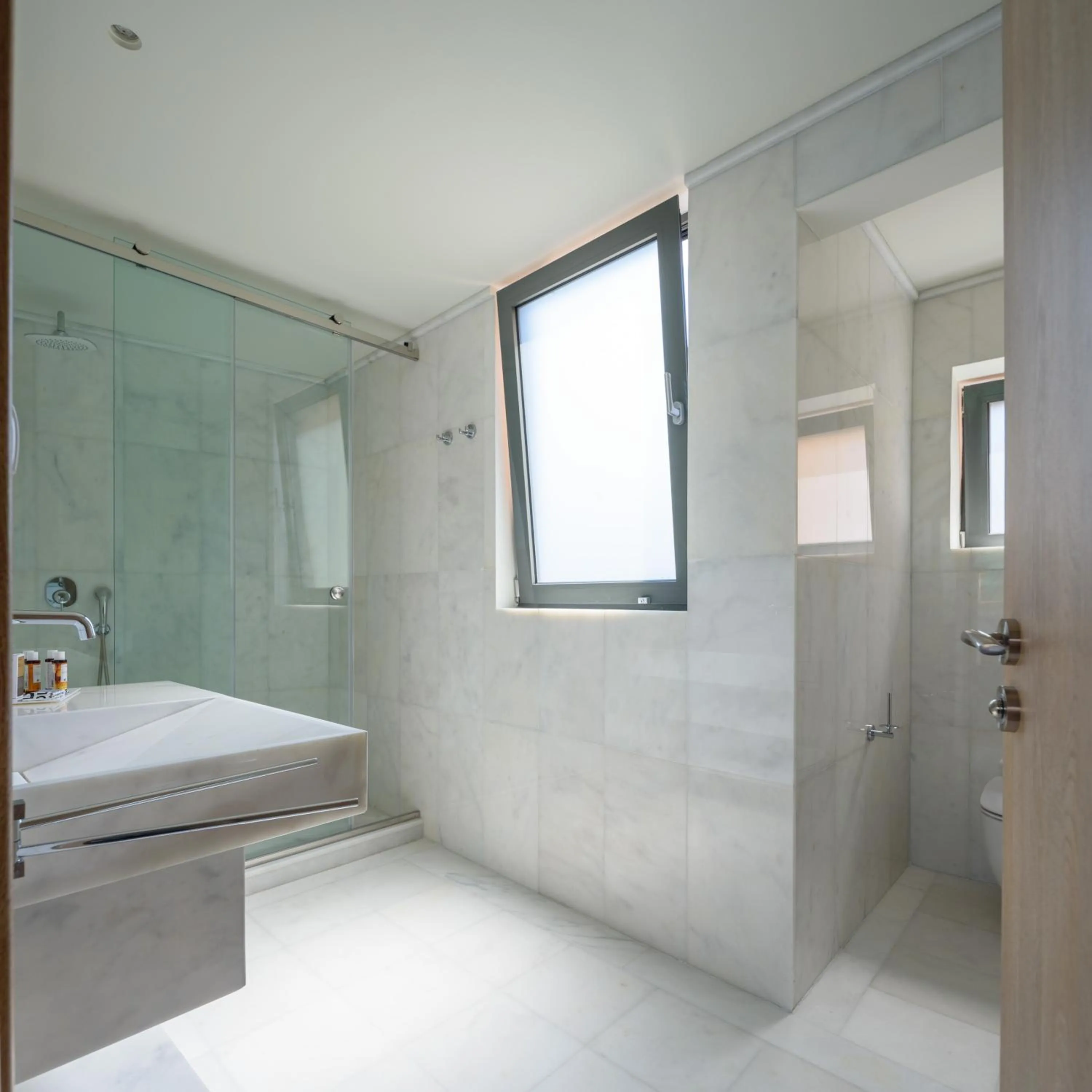 Bathroom in Fos DownTown Suites