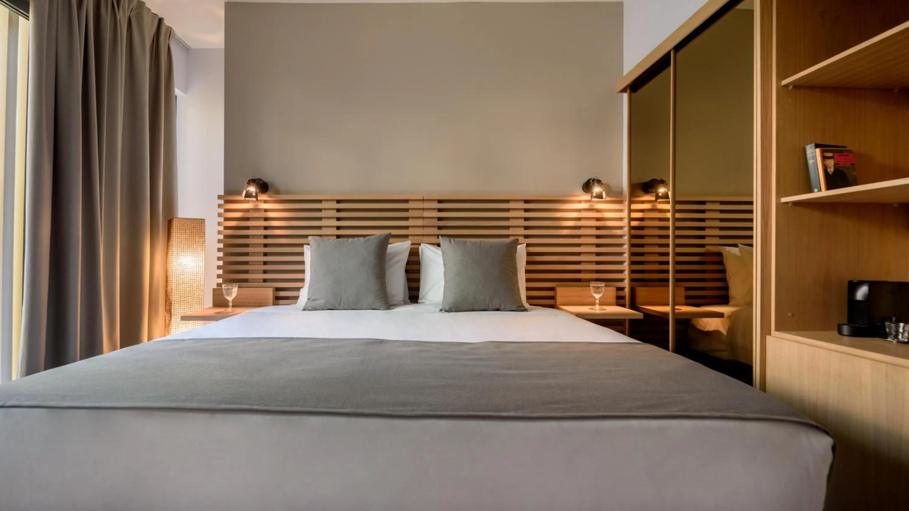 Bedroom, Bed in Fos DownTown Suites