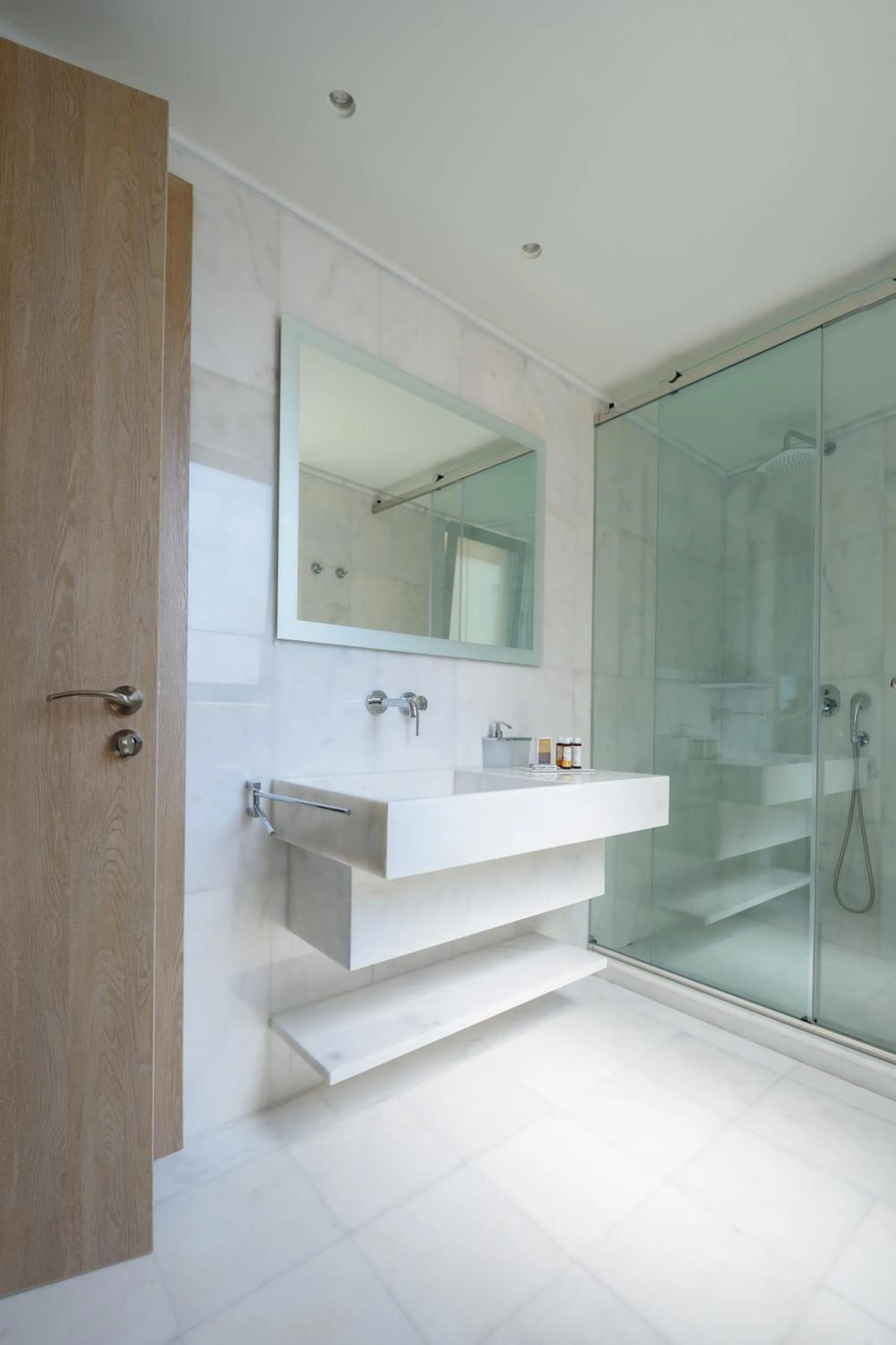 Bathroom in Fos DownTown Suites