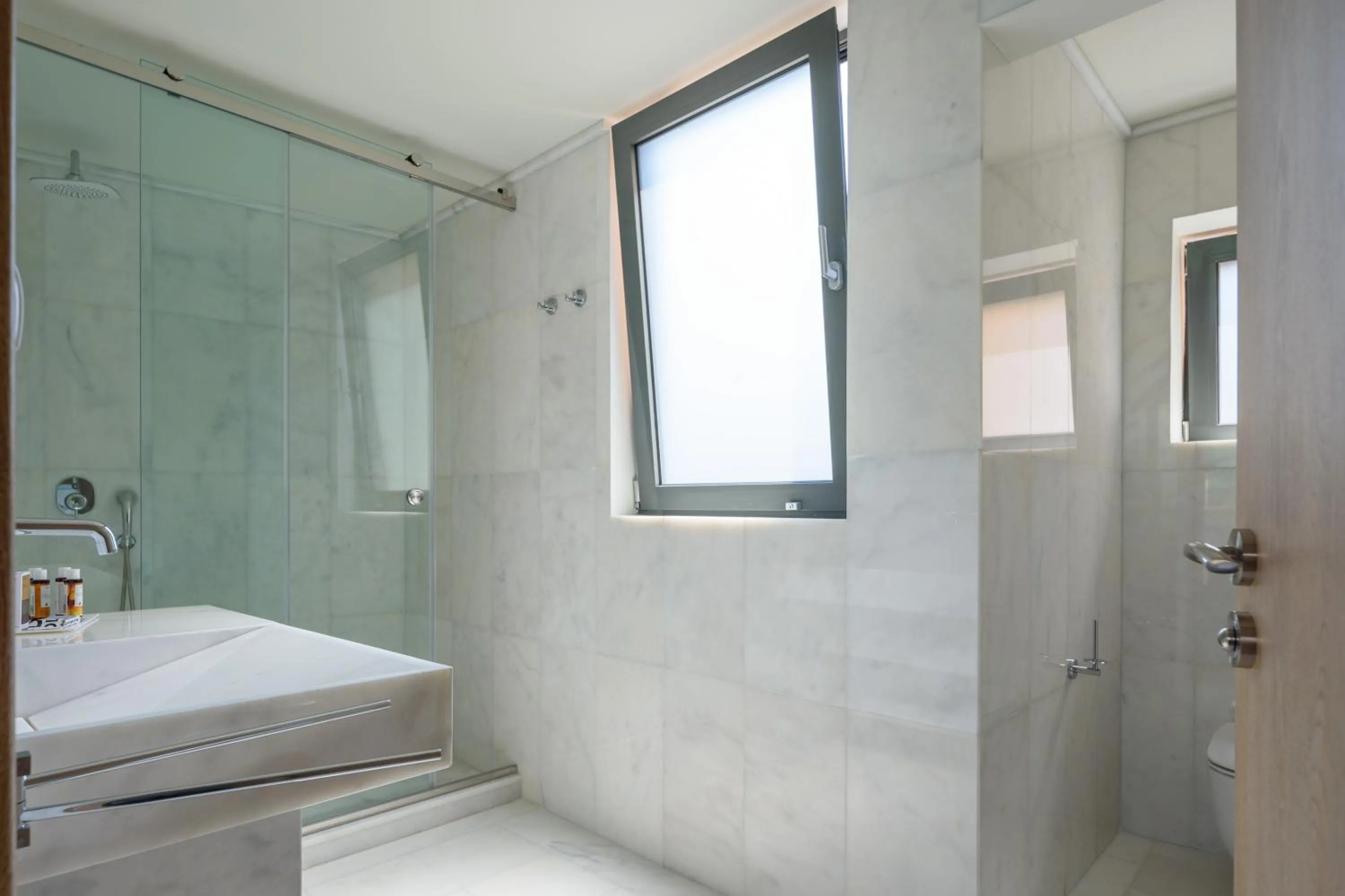 Bathroom in Fos DownTown Suites