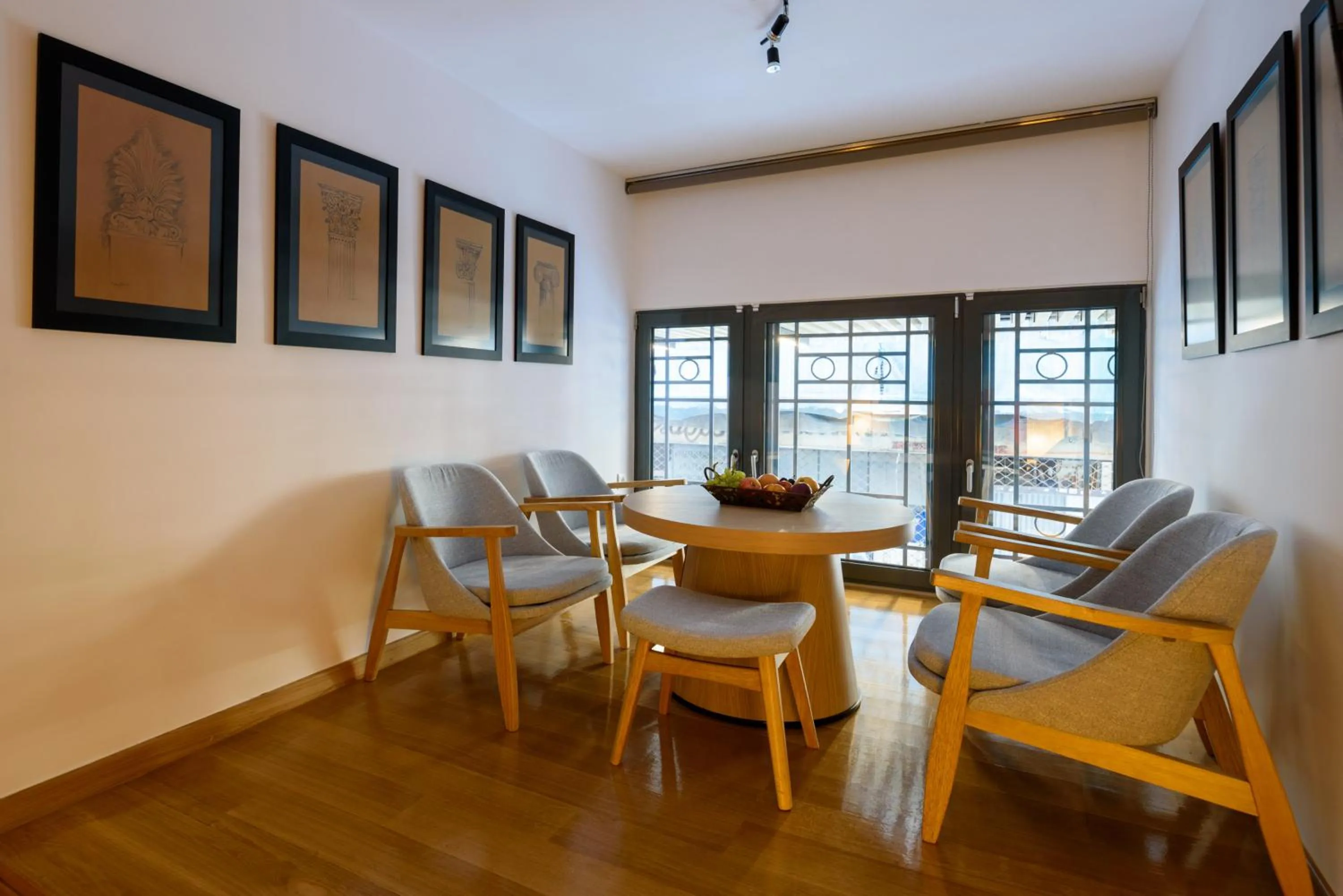 Seating area in Fos DownTown Suites