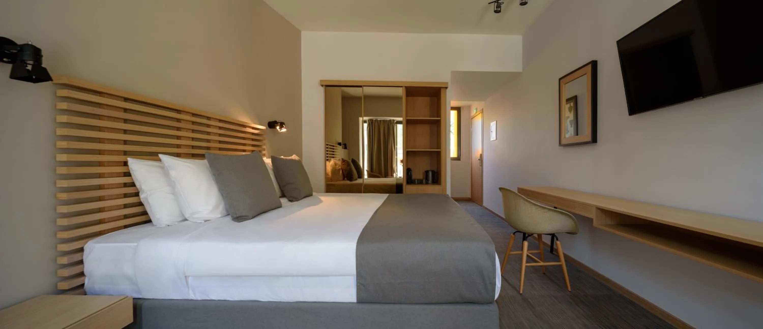 Bed in Fos DownTown Suites