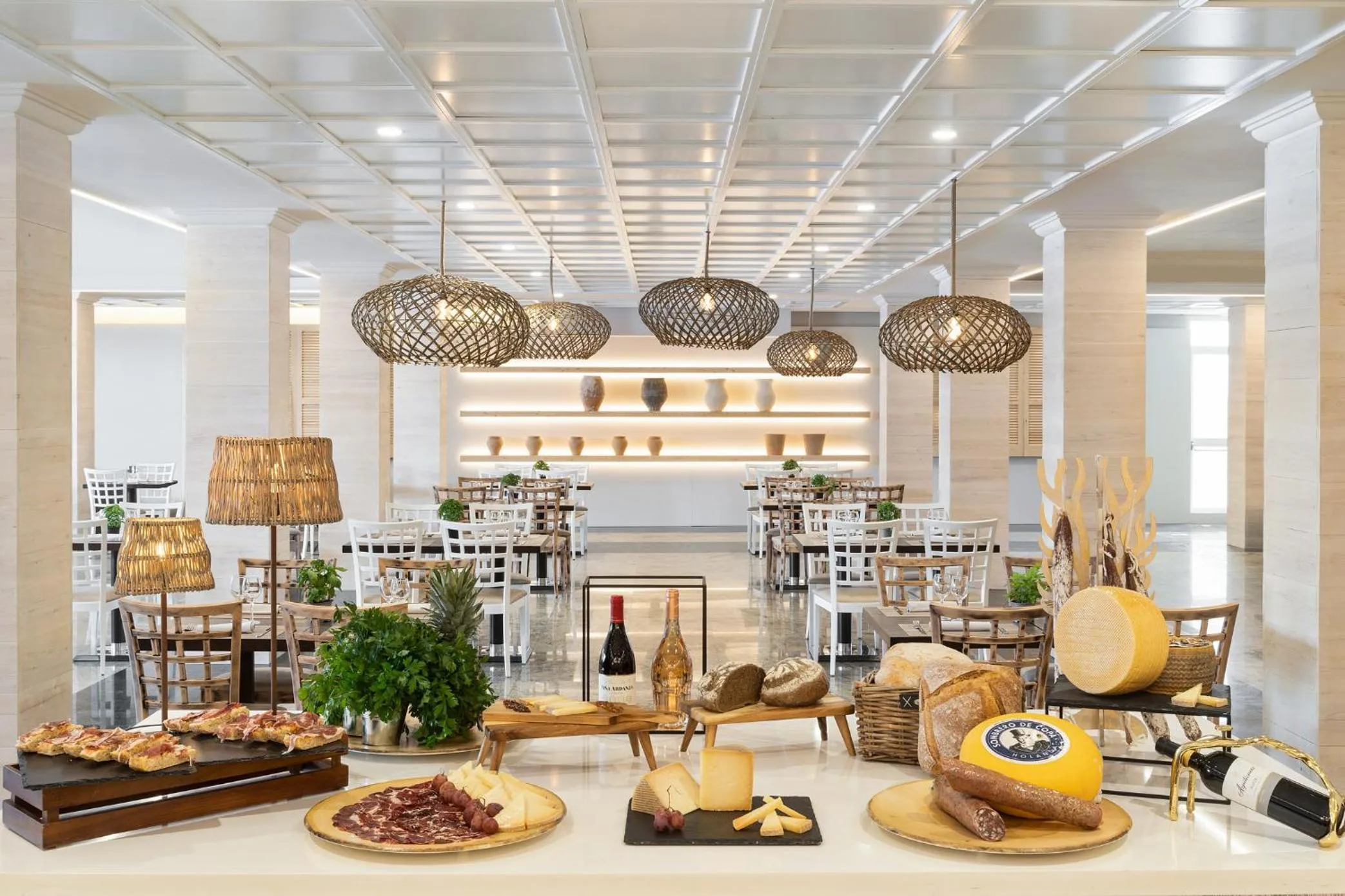 Restaurant/places to eat in Hotel Indalo Park