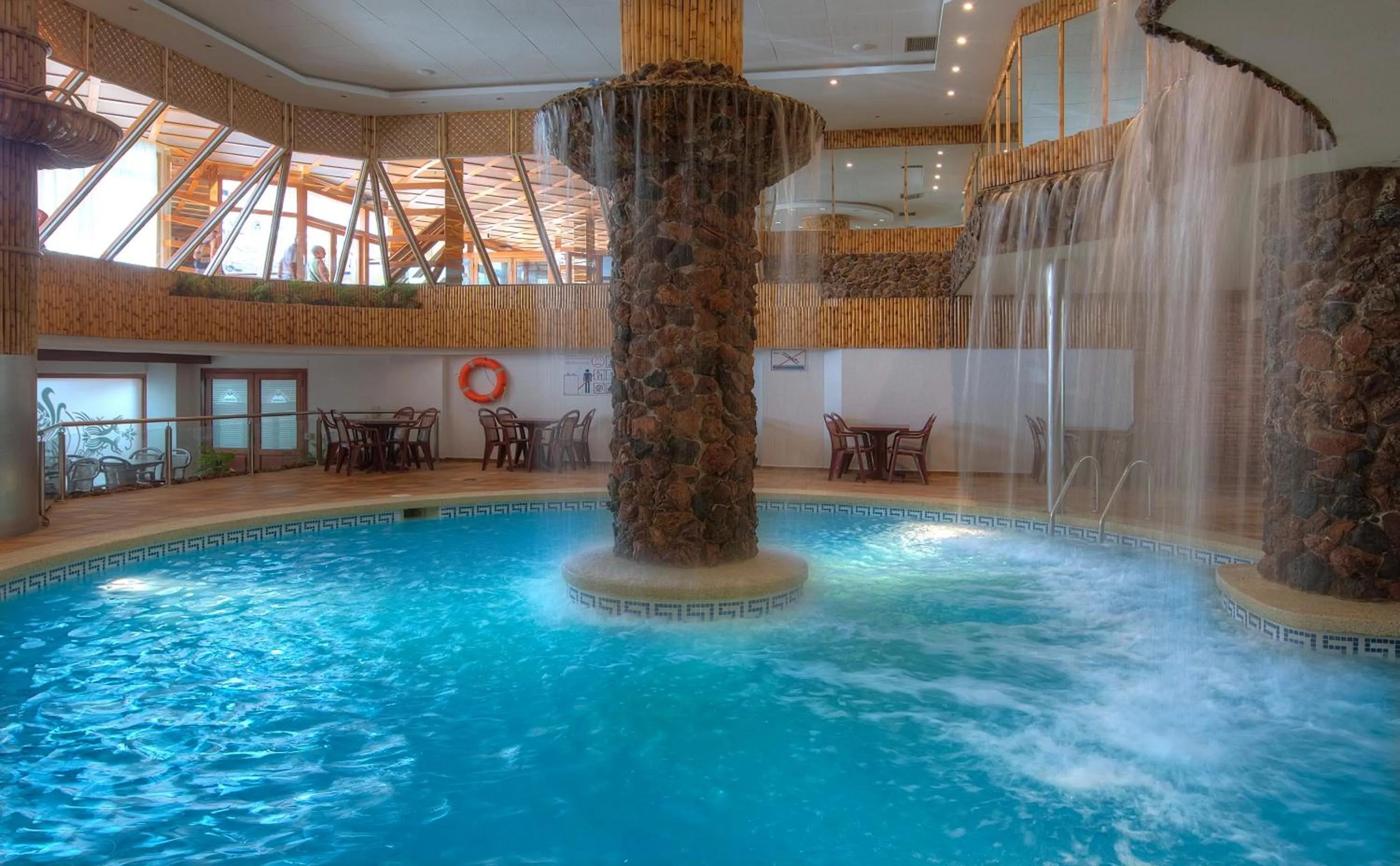 Swimming pool in Hotel Indalo Park