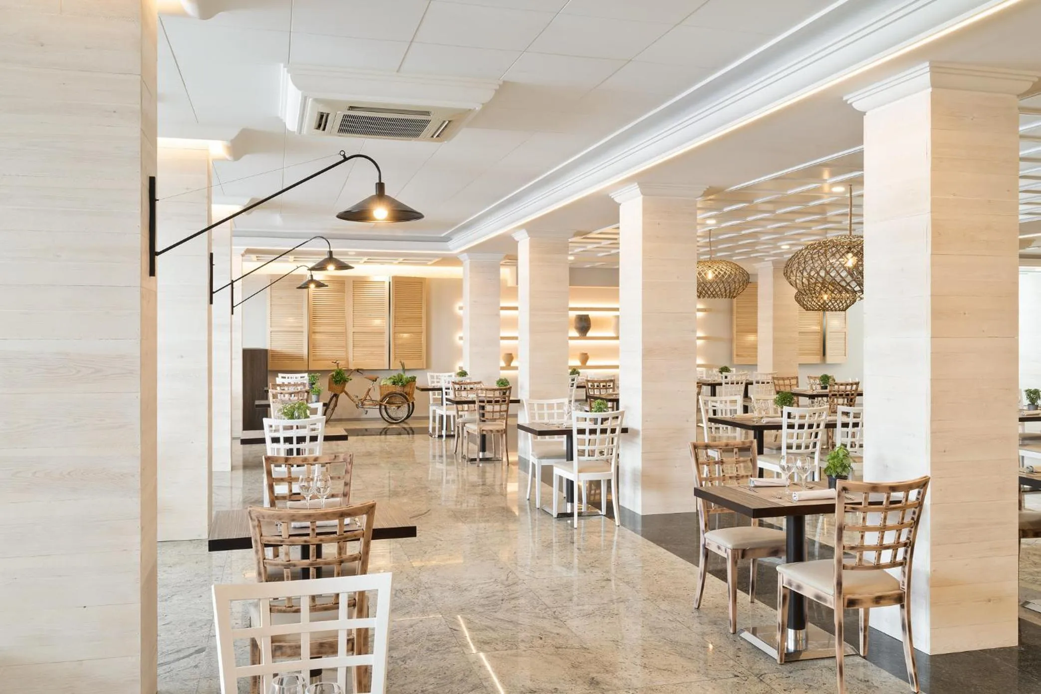 Restaurant/places to eat in Hotel Indalo Park