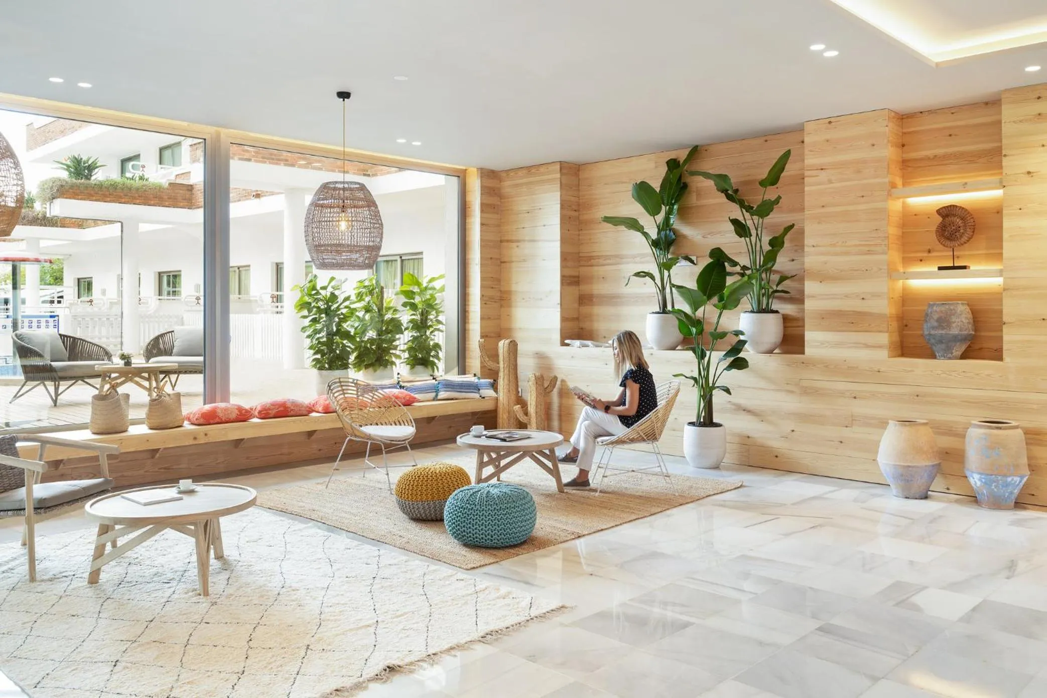 Communal lounge/ TV room in Hotel Indalo Park