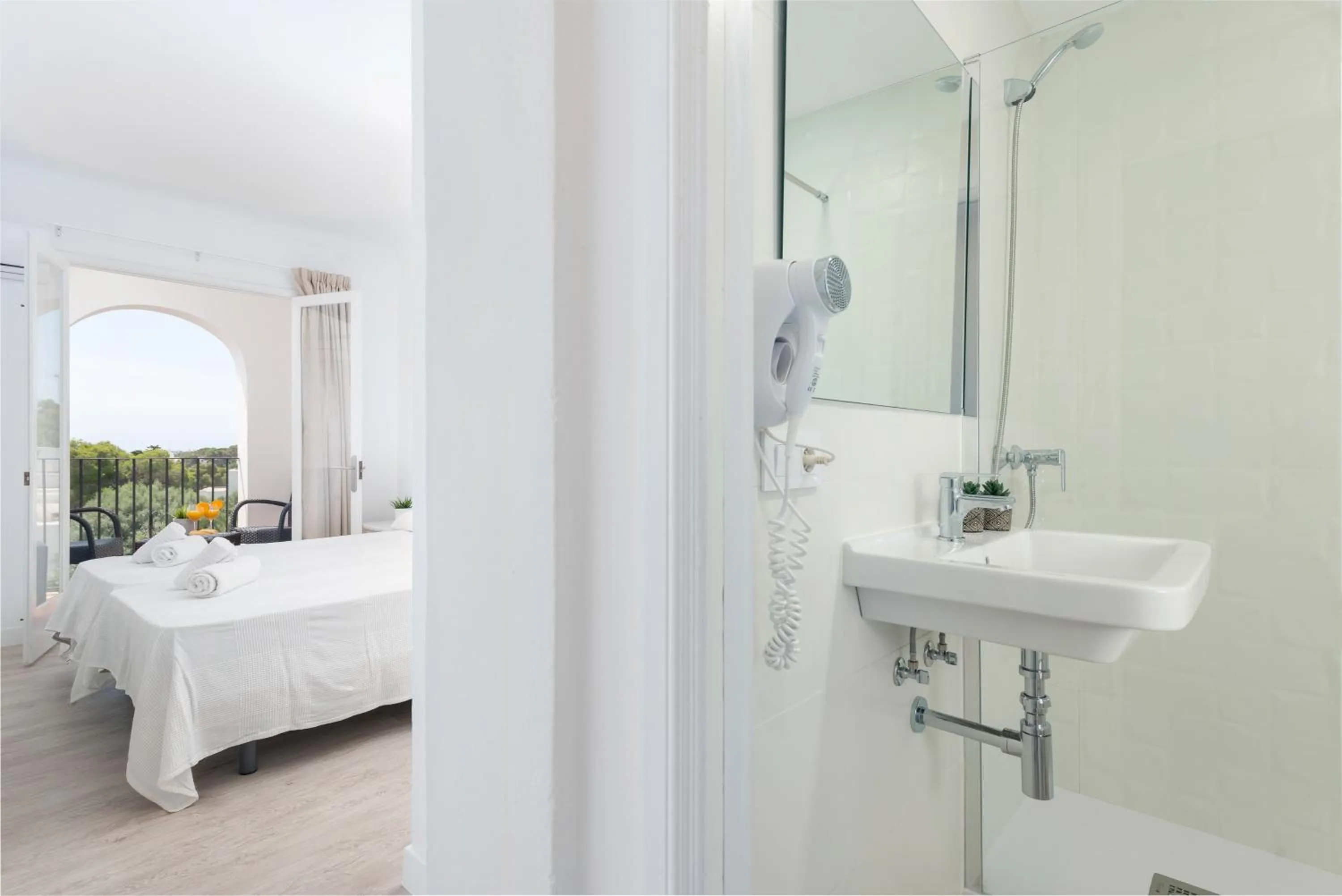 Bathroom, Bed in Hostal Talamanca