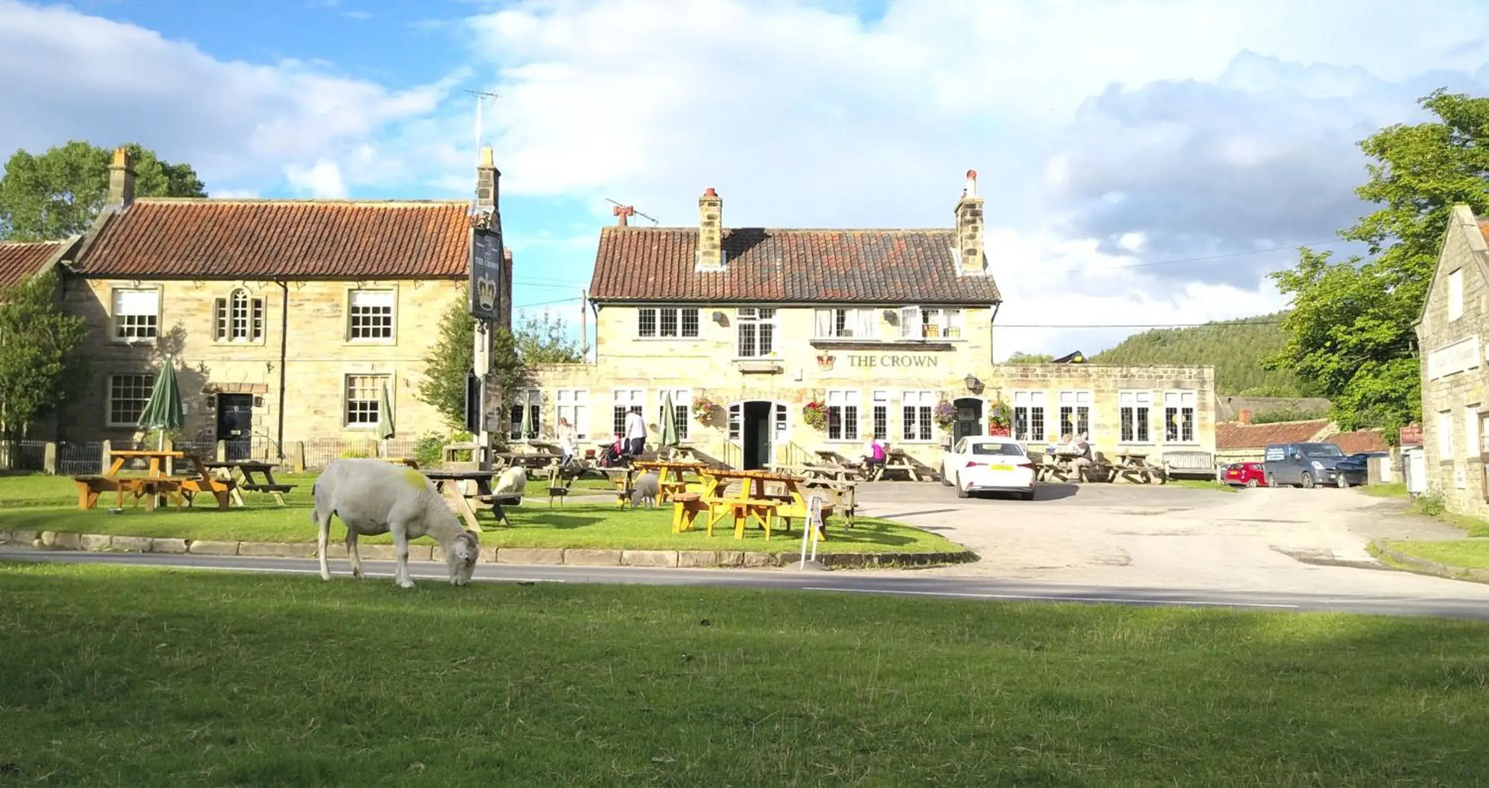 Property building in The Crown, Hutton le Hole Property building in The Crown, Hutton le Hole