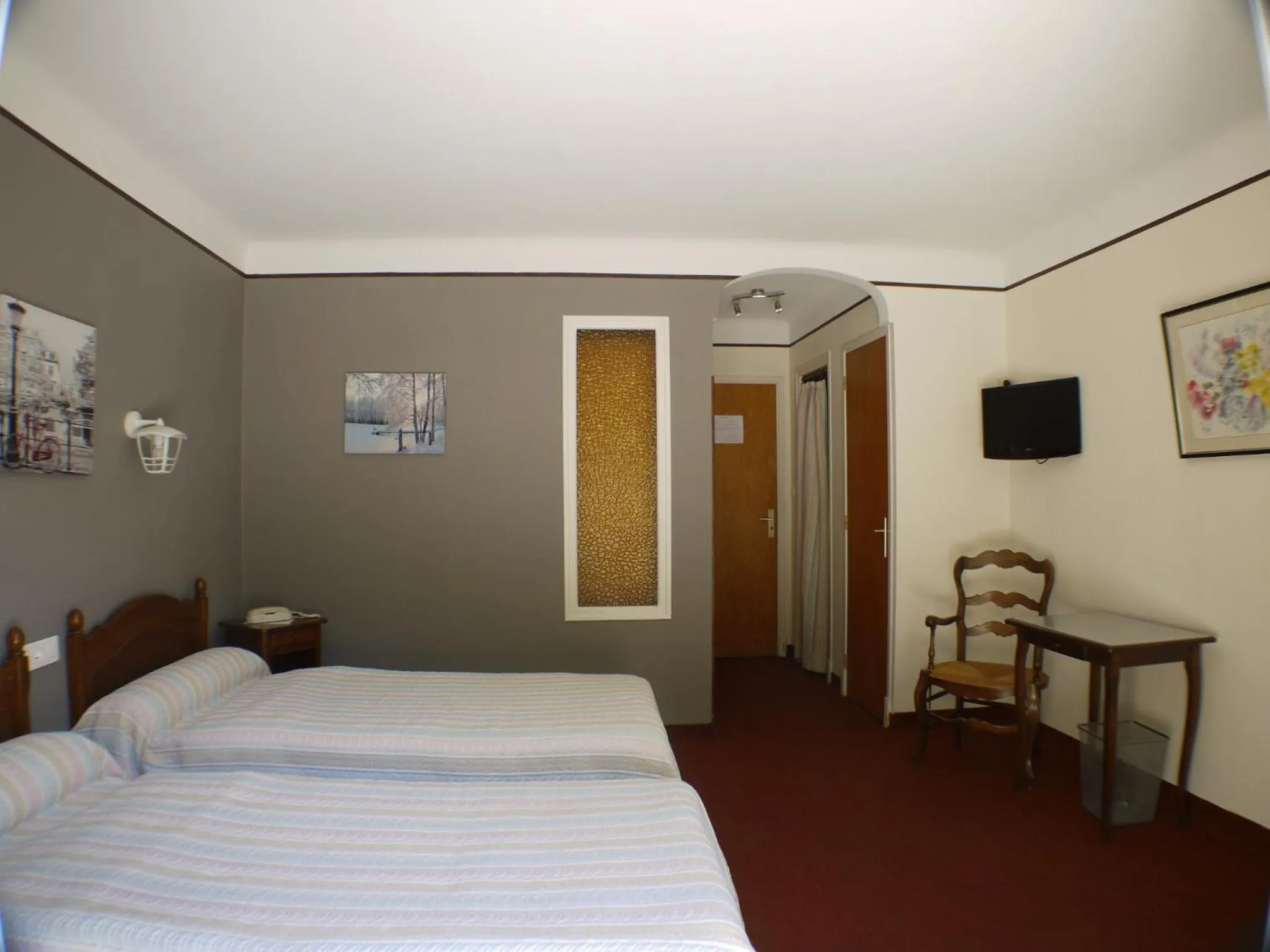 Photo of the whole room, Bed in Hôtel Le Castelet
