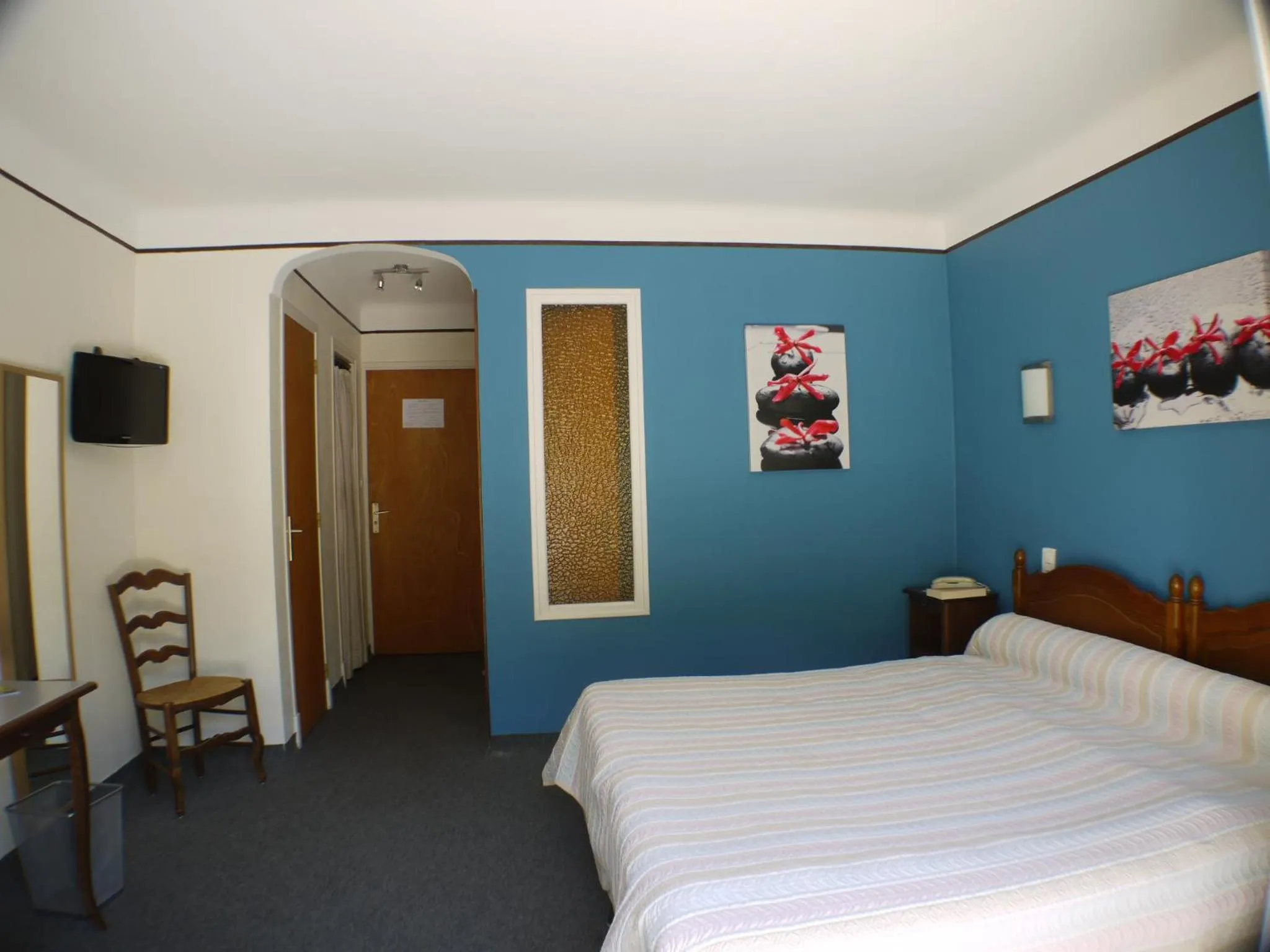 Bed in Hôtel Le Castelet