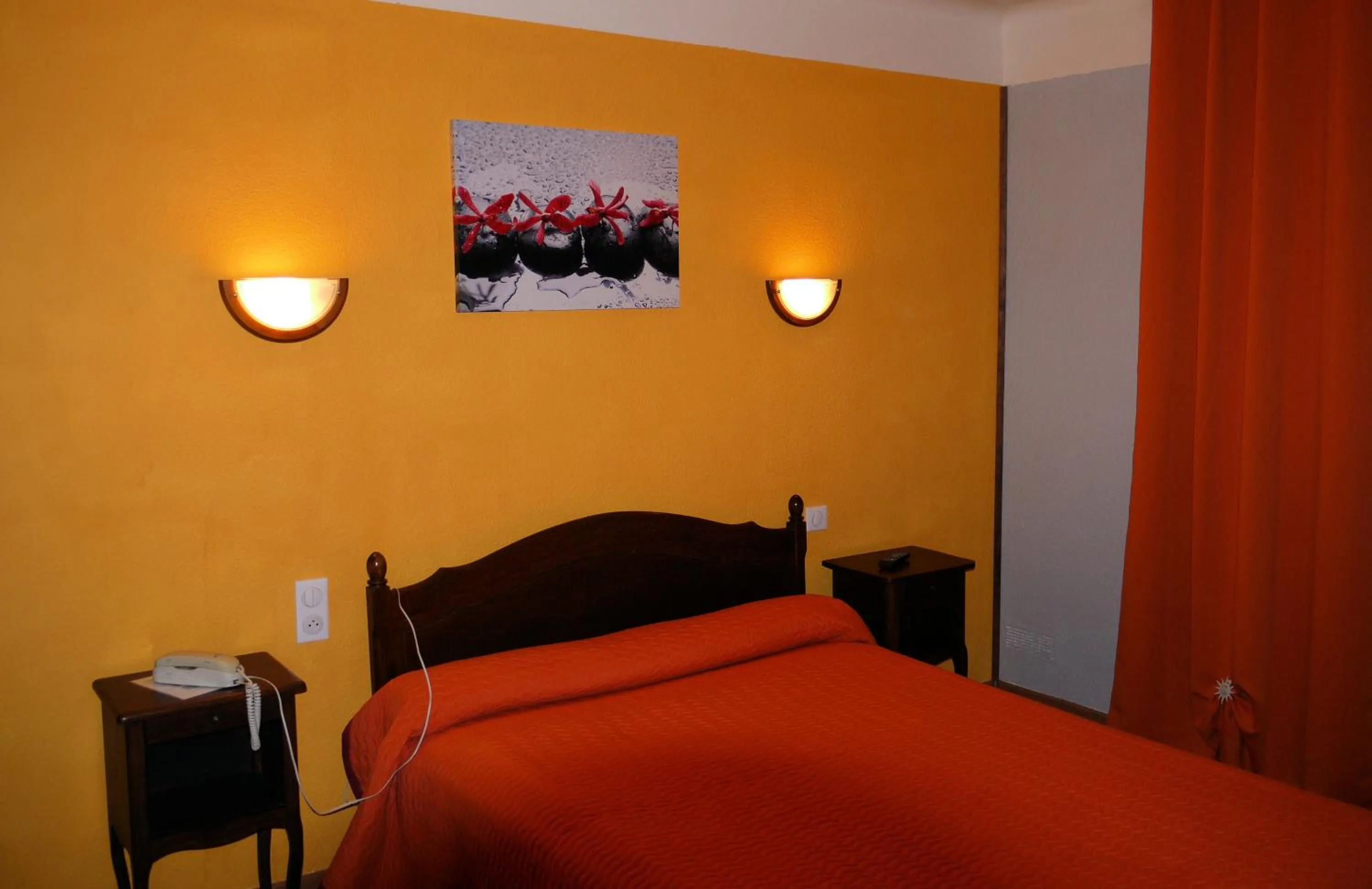 Bed in Hôtel Le Castelet