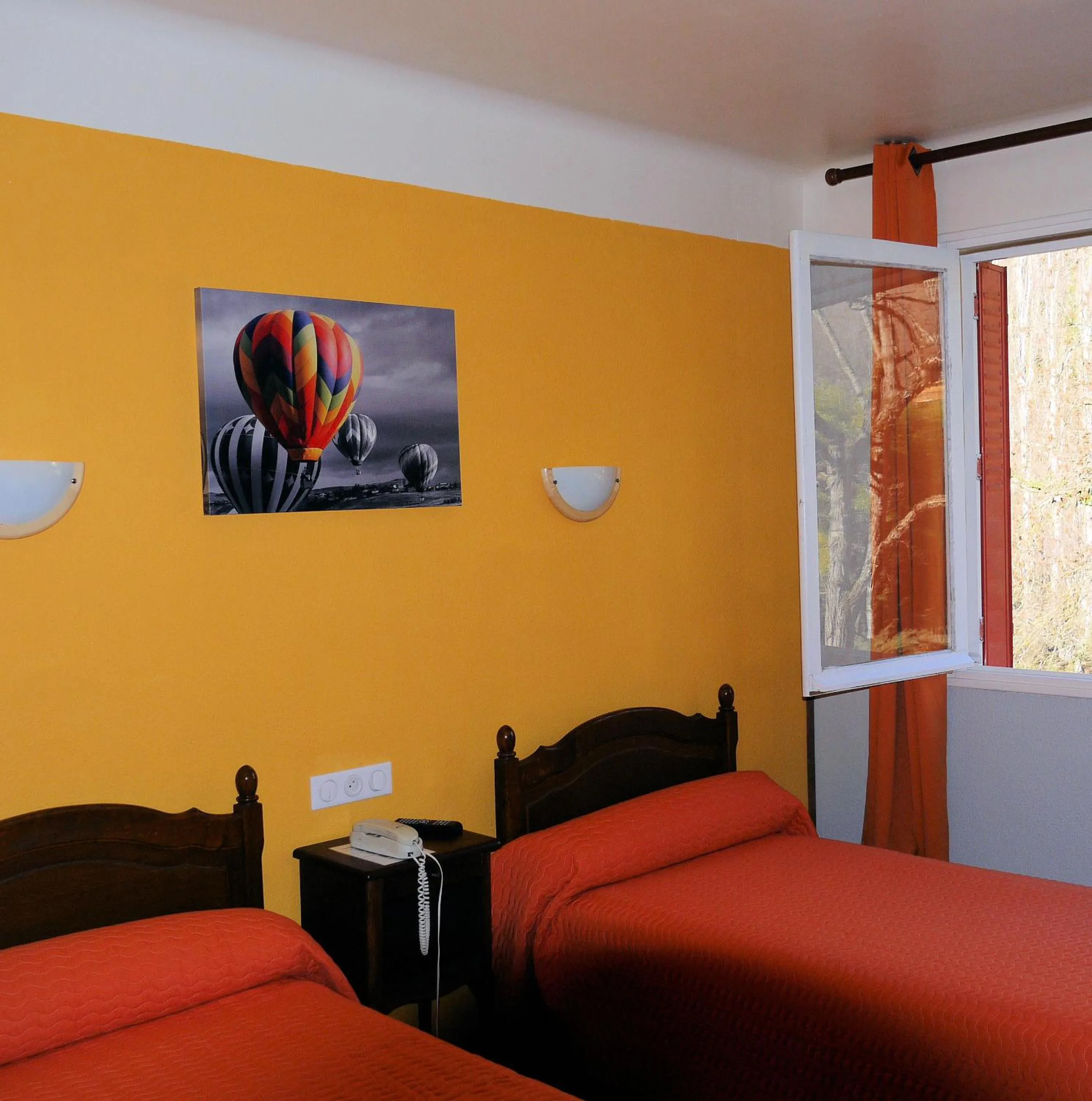 Bed in Hôtel Le Castelet