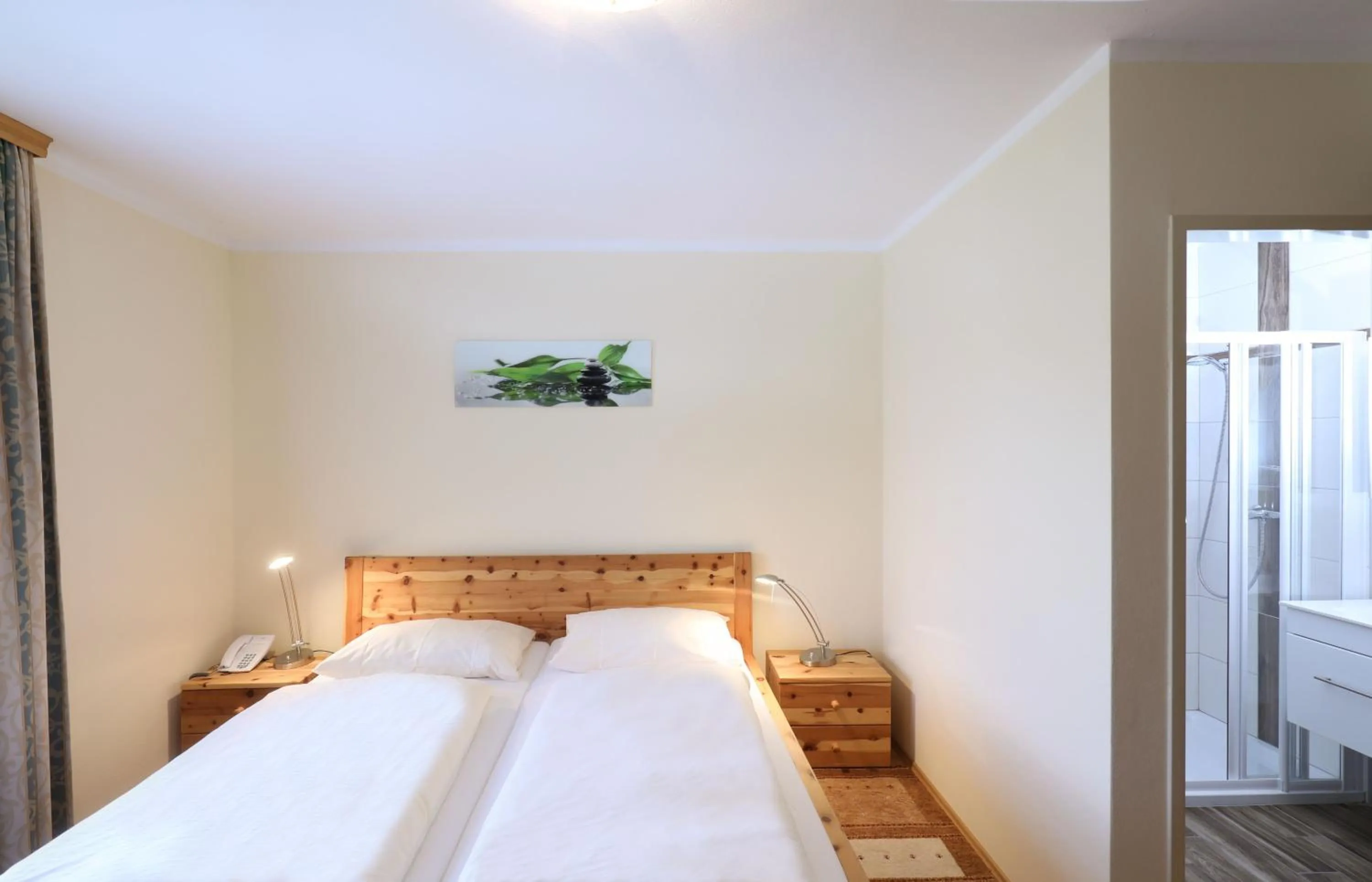 Bed in Hotel Garni Dorferwirt am Irrsee