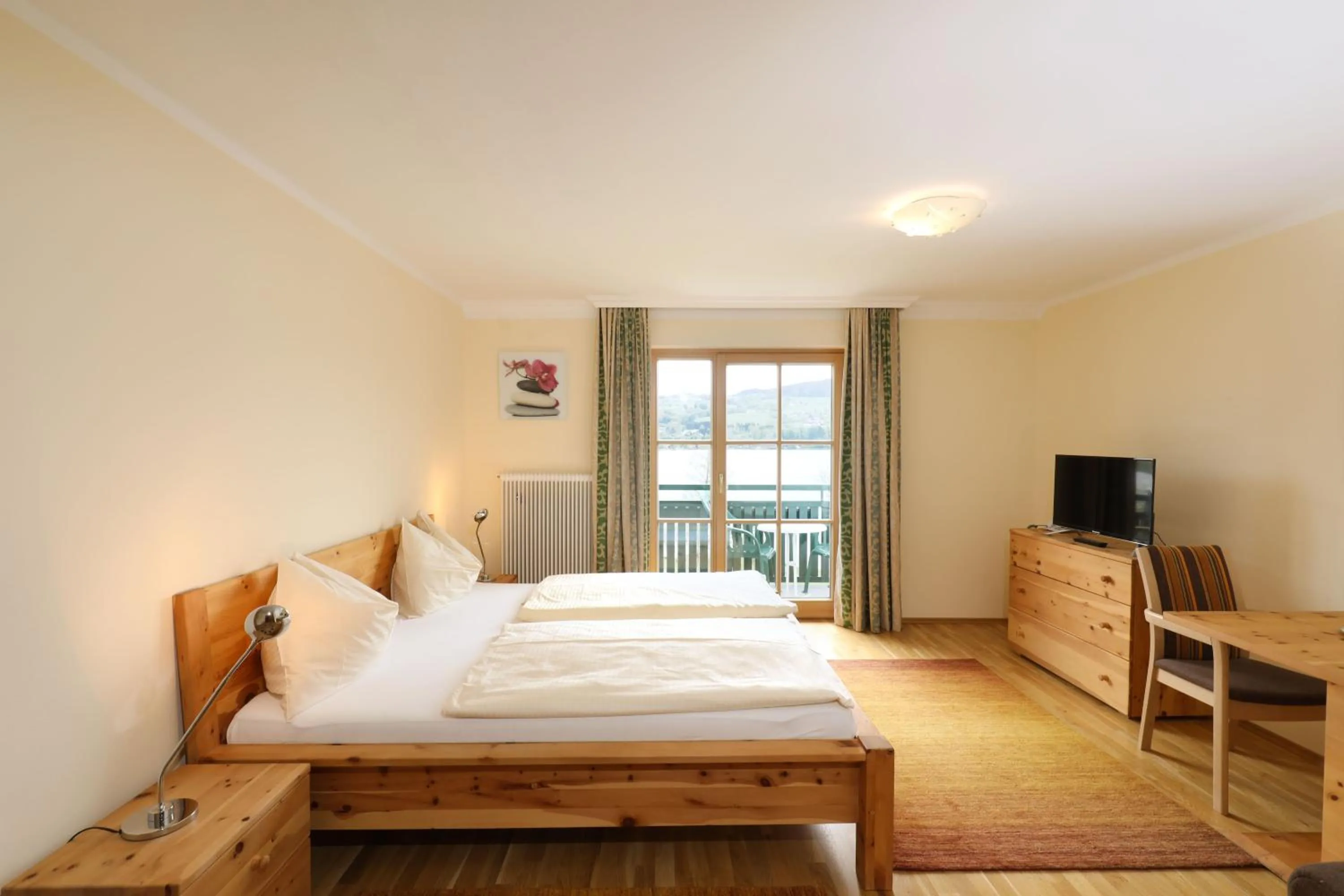 Photo of the whole room, Bed in Hotel Garni Dorferwirt am Irrsee