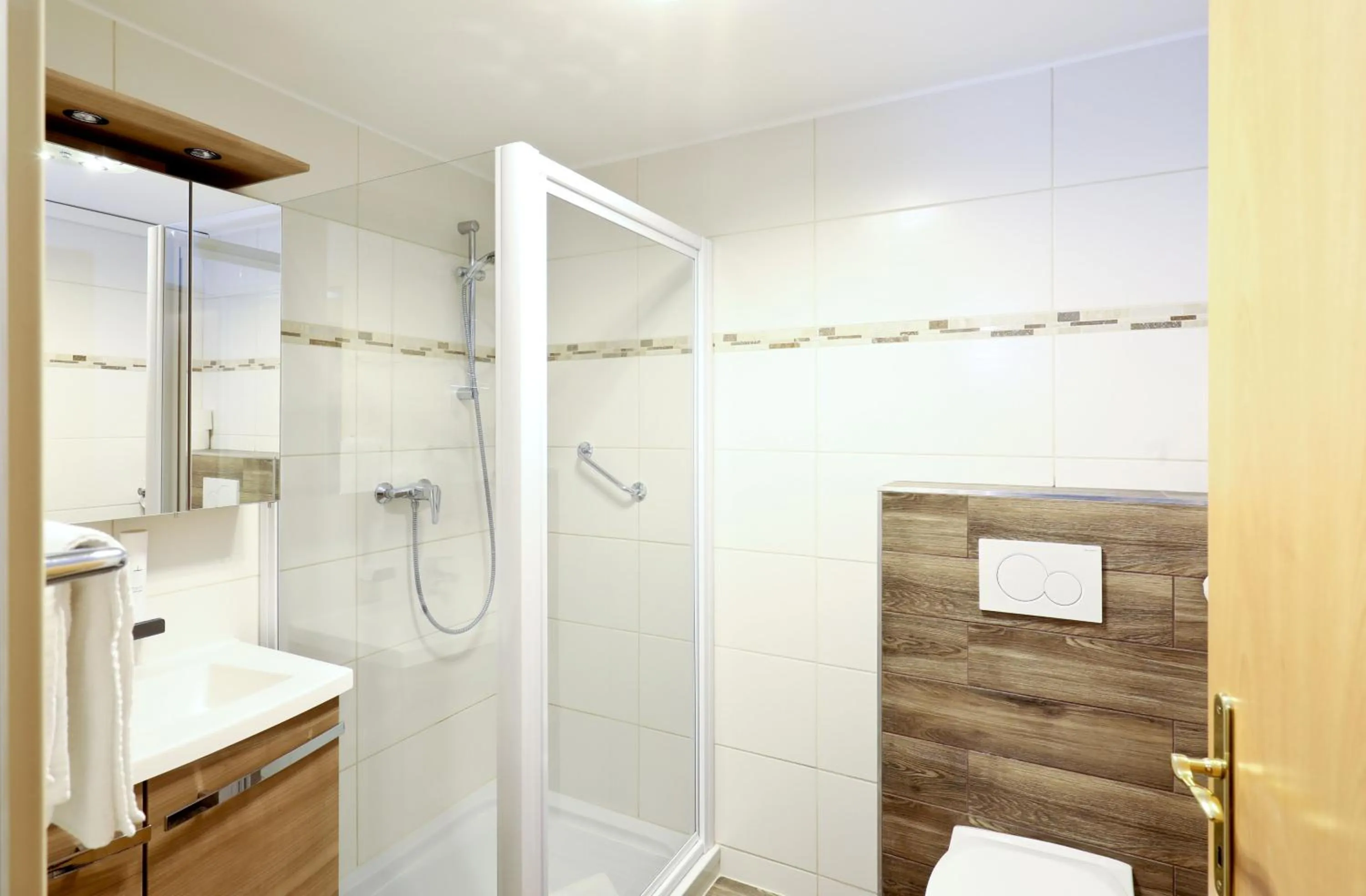 Shower in Hotel Garni Dorferwirt am Irrsee