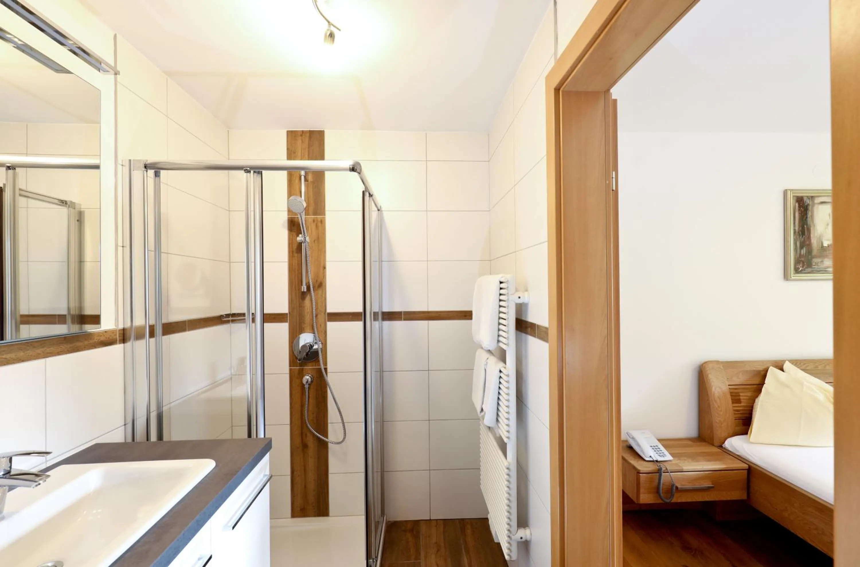 Shower, Bed in Hotel Garni Dorferwirt am Irrsee