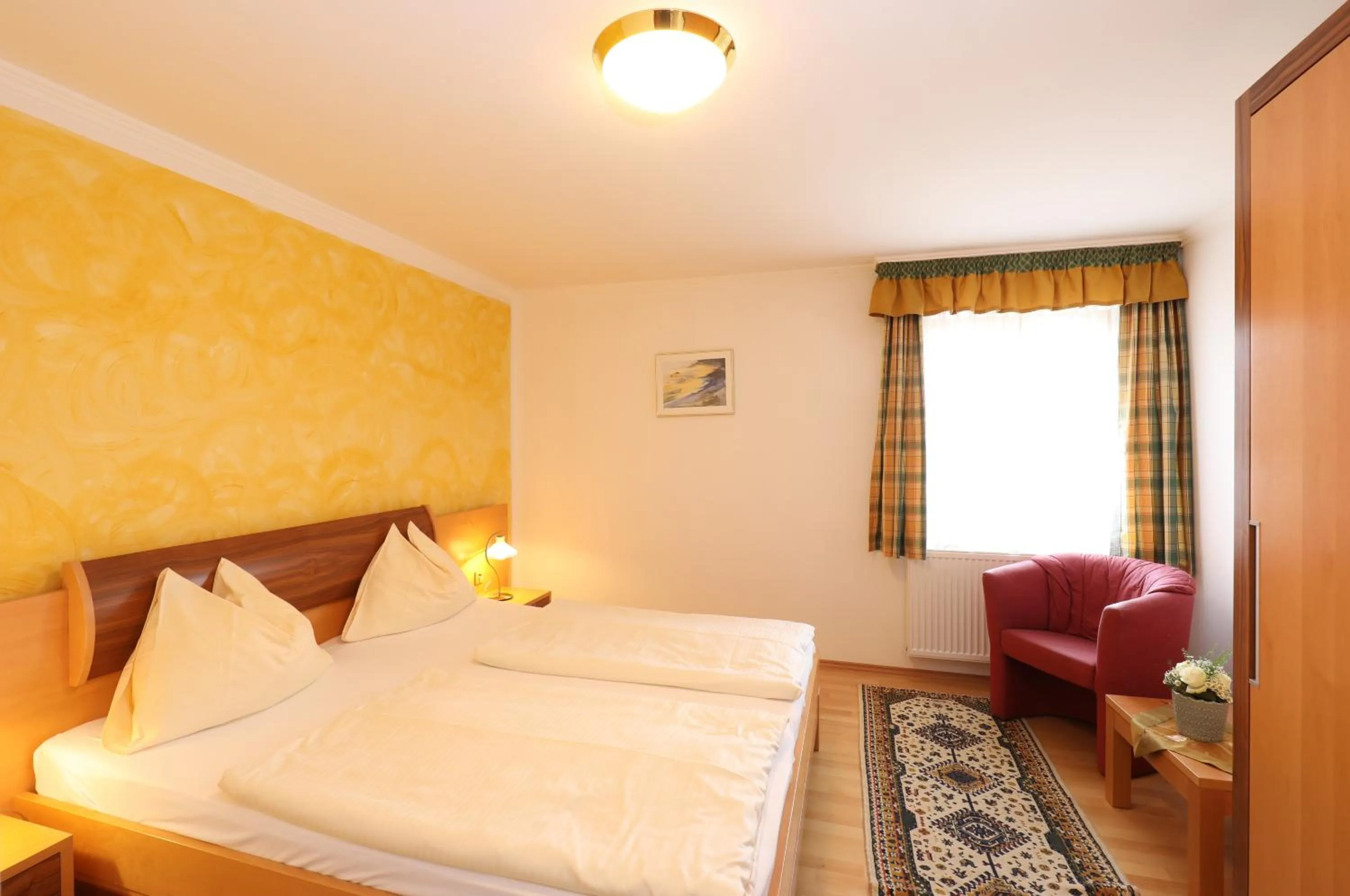 Bed in Hotel Garni Dorferwirt am Irrsee