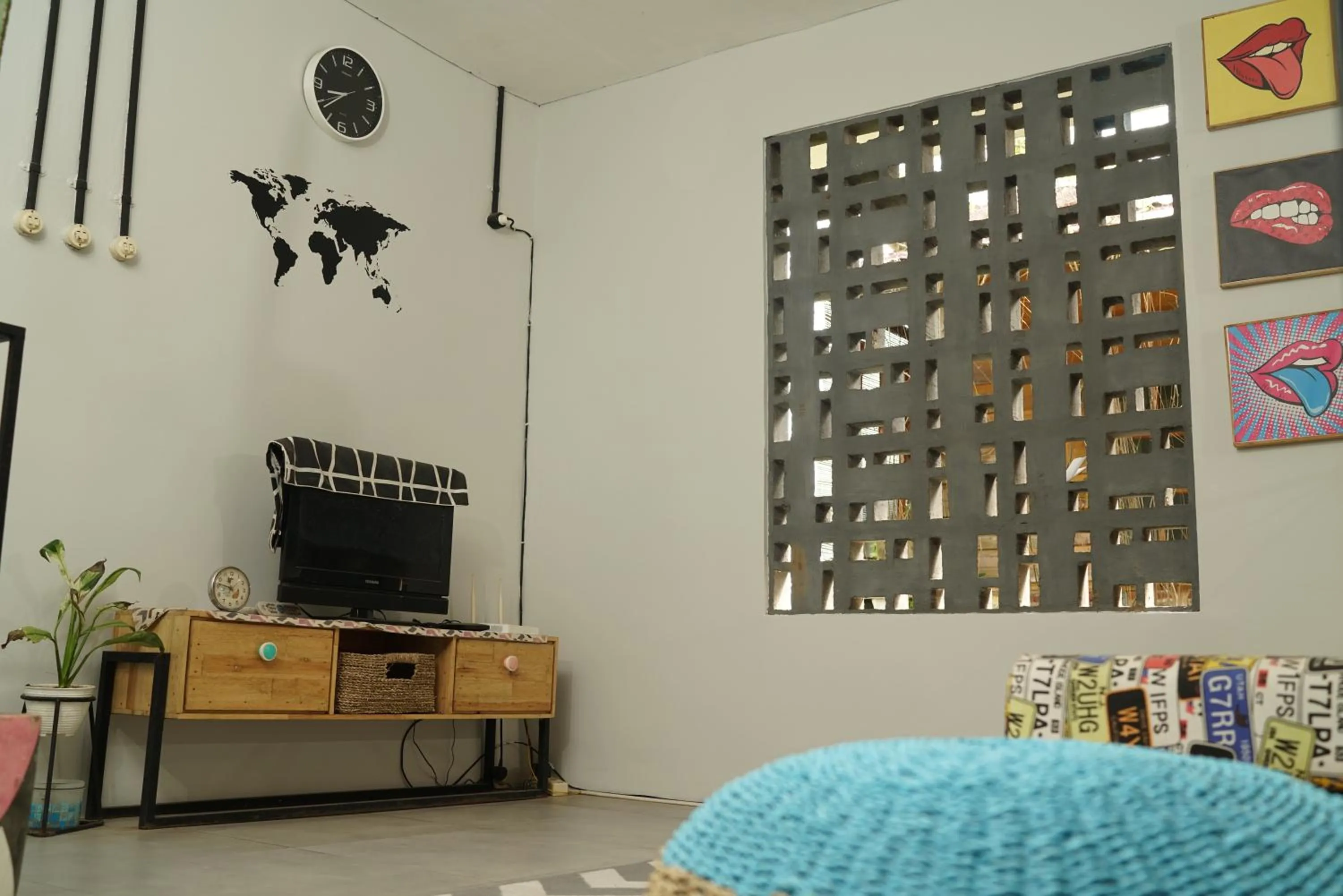 Communal lounge/ TV room in Happy House Bromo backpacker