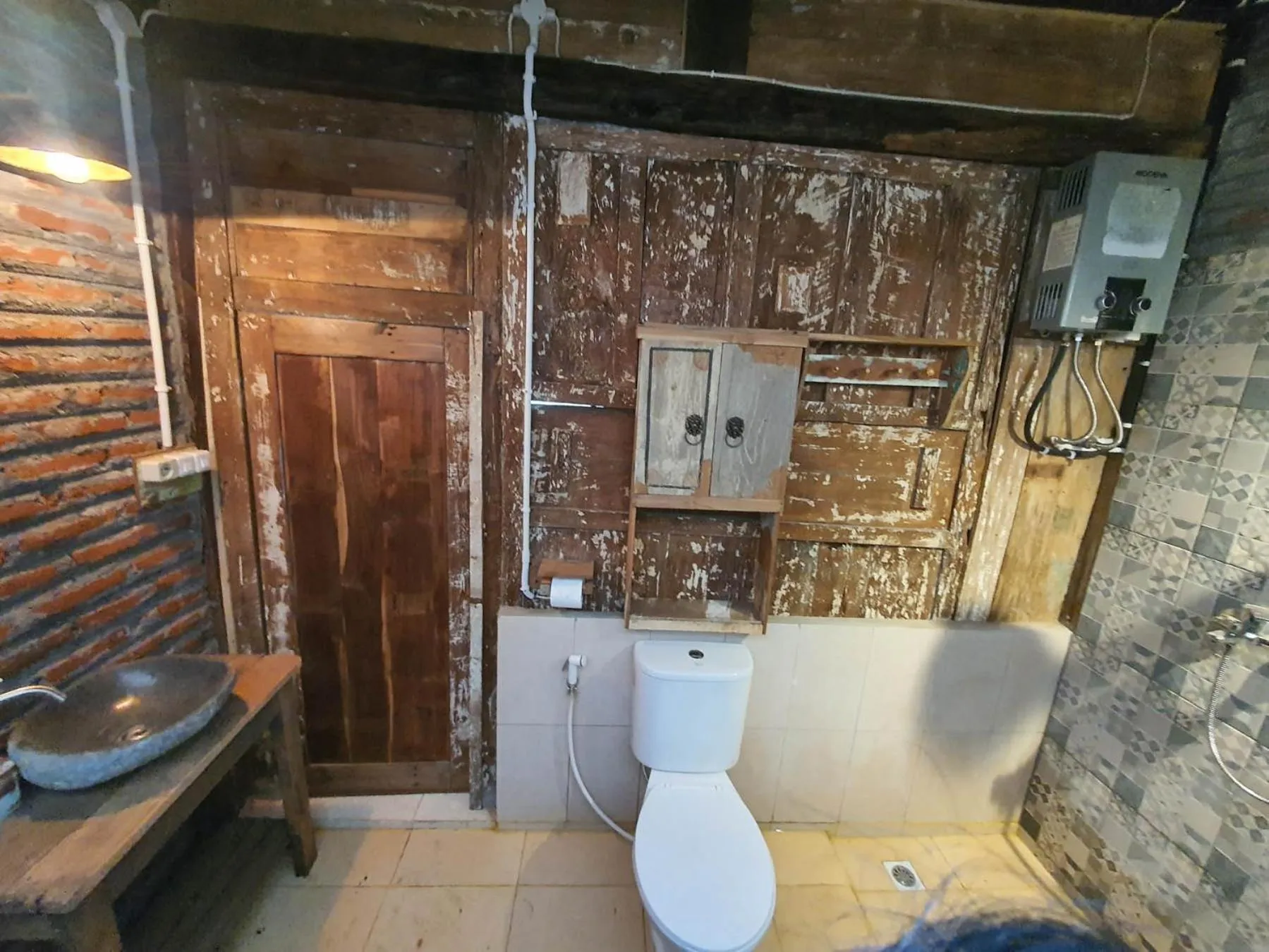 Shower in Happy House Bromo backpacker