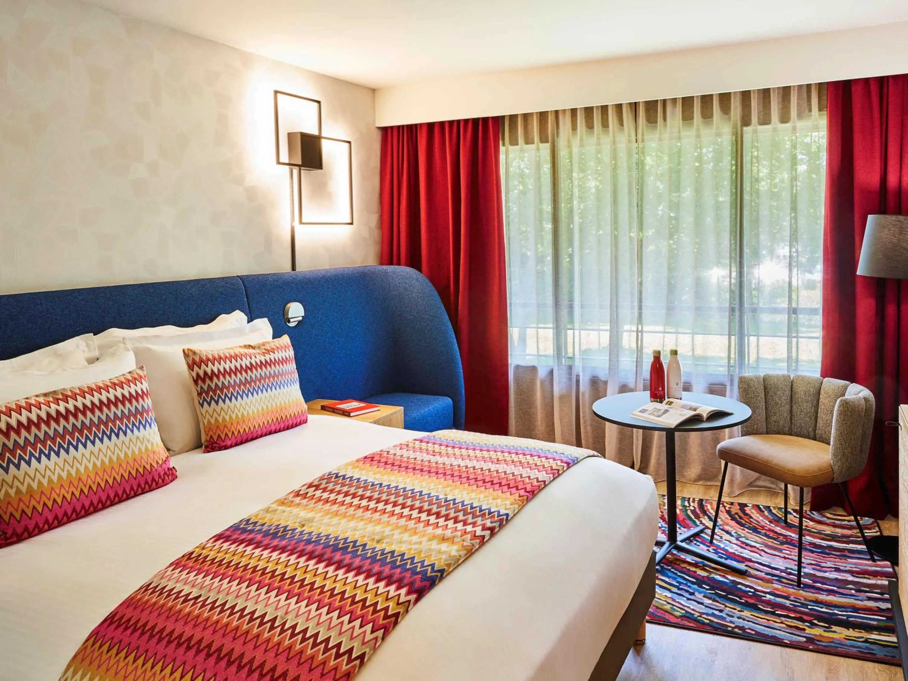 Photo of the whole room, Bed in Cabot Bordeaux MGallery Collection