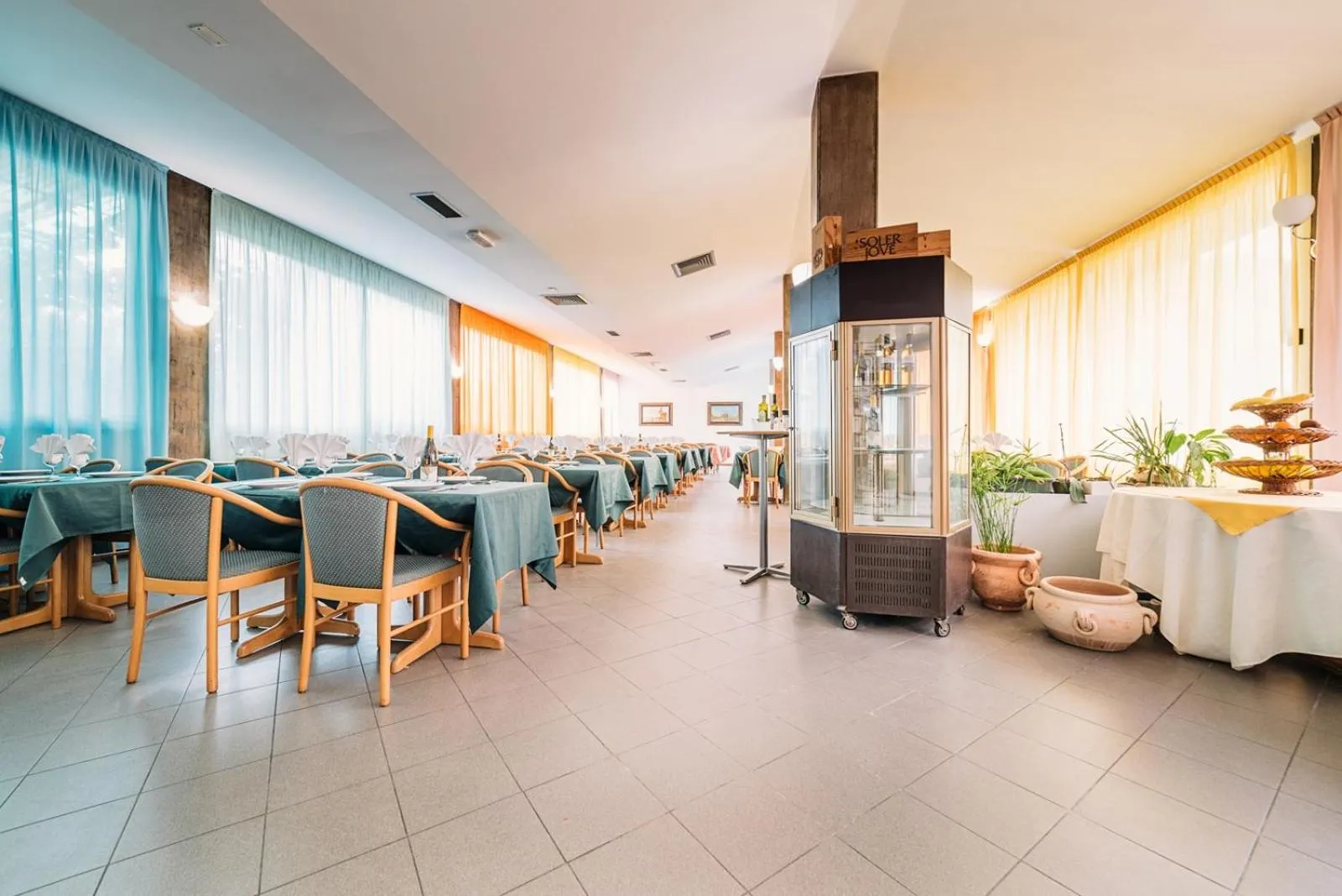 Restaurant/places to eat in Hotel Rosmary