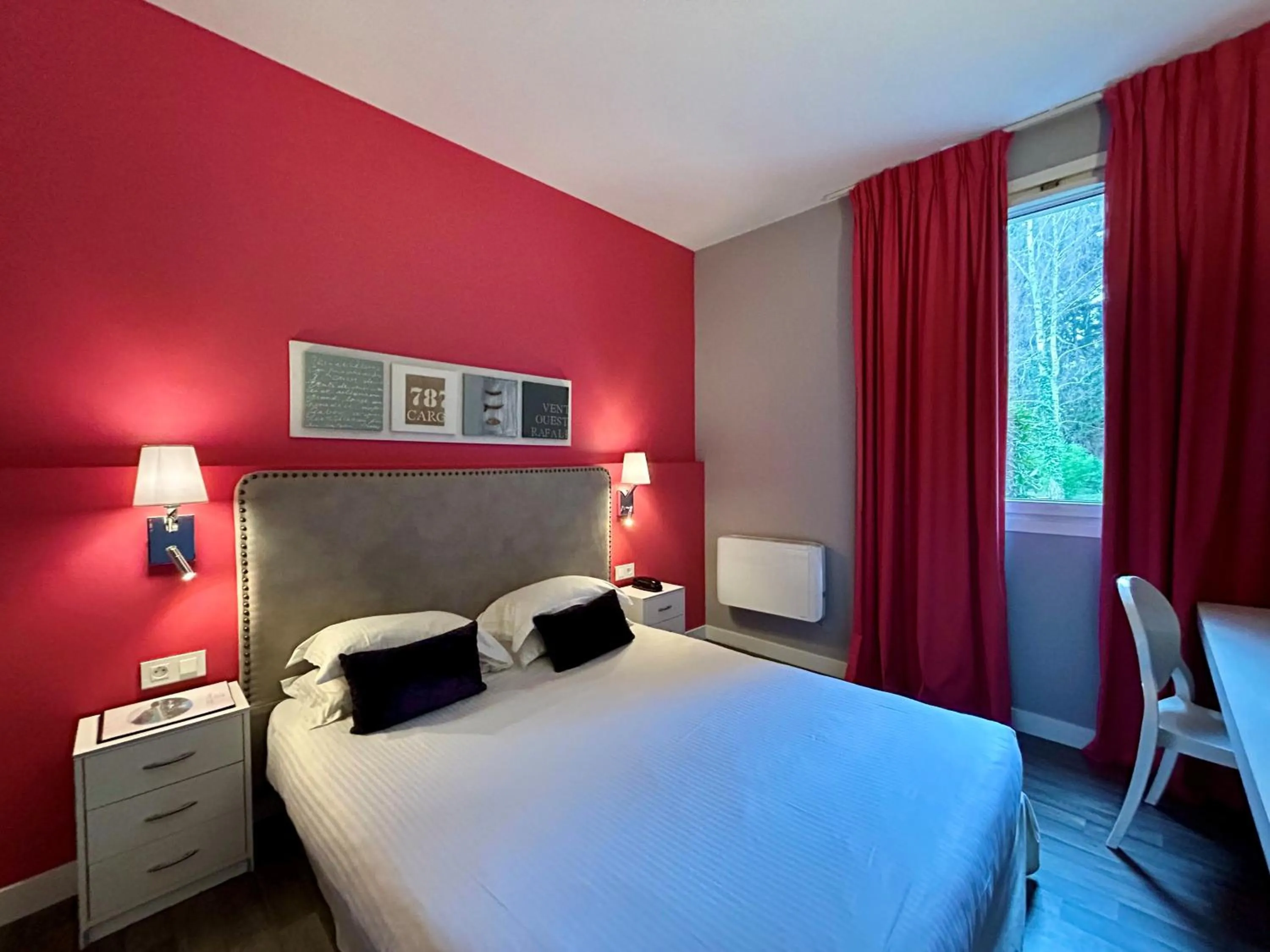 Bed in Hôtel Les Jardins D'Adalric