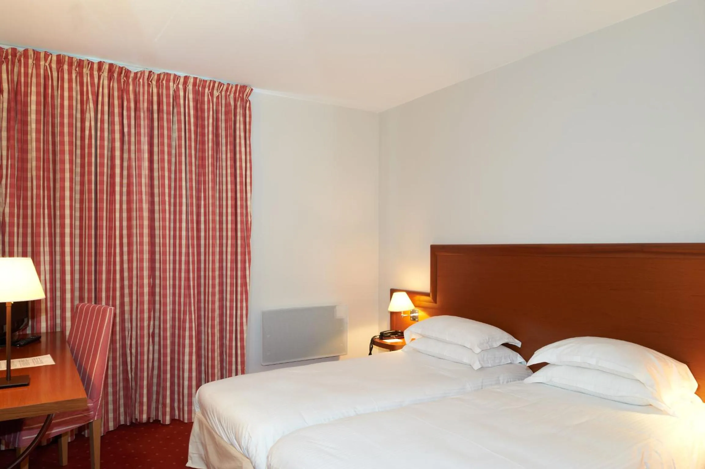 Photo of the whole room, Bed in Les Jardins D'Adalric