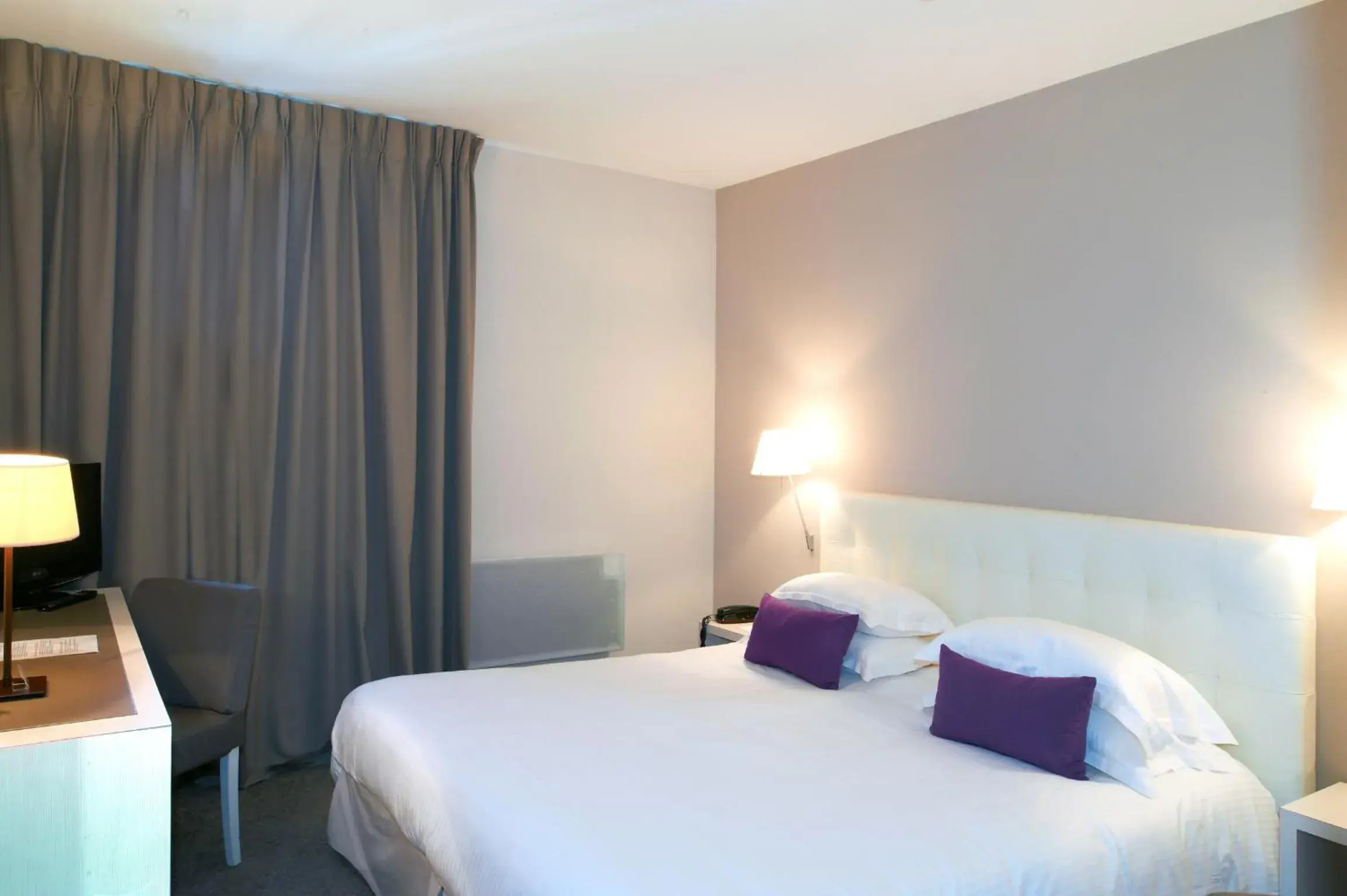 Photo of the whole room, Bed in Hôtel Les Jardins D'Adalric Photo of the whole room, Bed in Hôtel Les Jardins D'Adalric