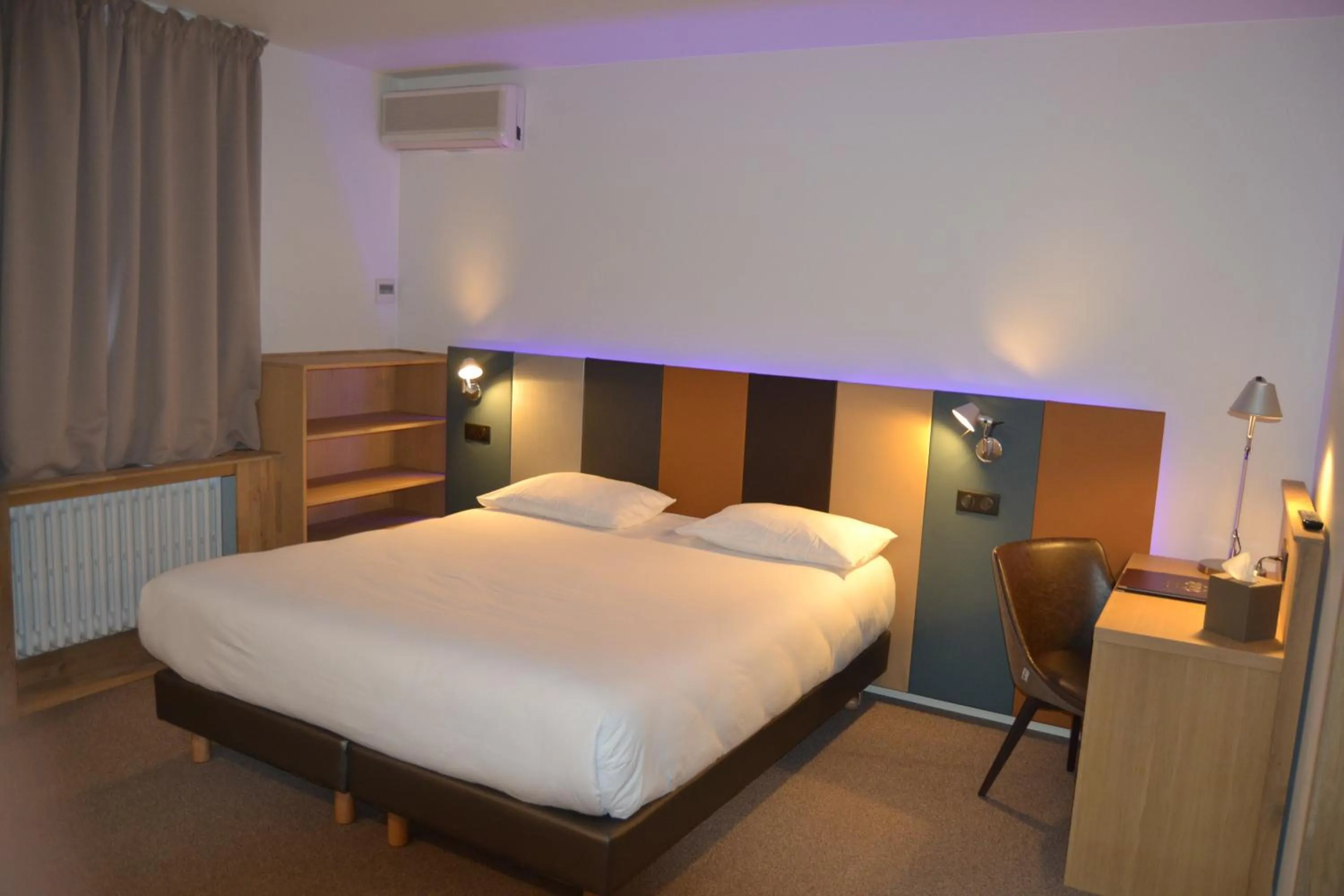 Bed in Cit'Hotel De Harlay