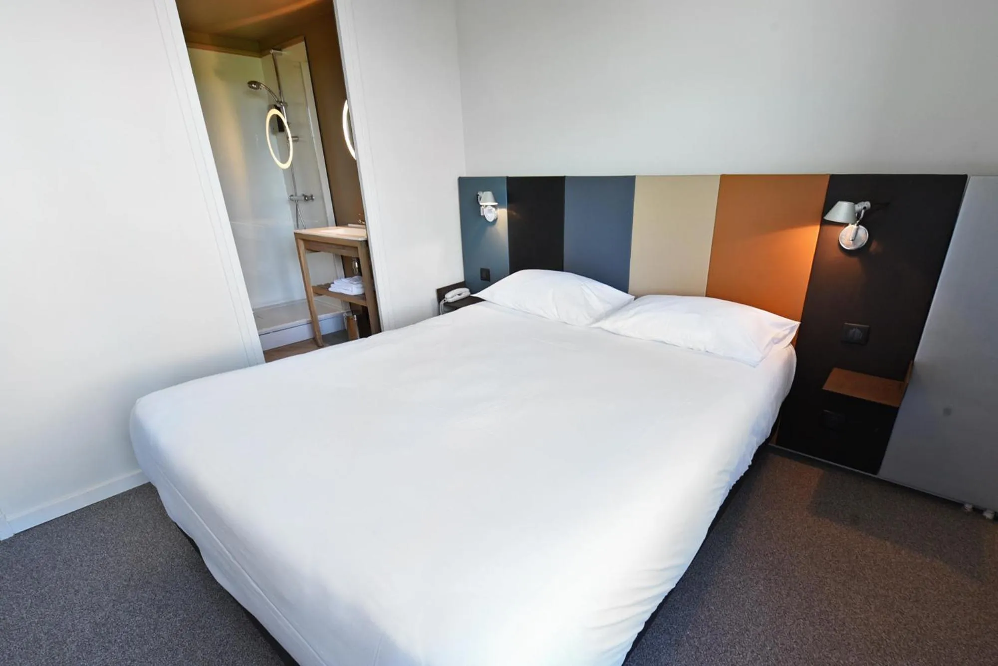 Bed in Cit'Hotel De Harlay