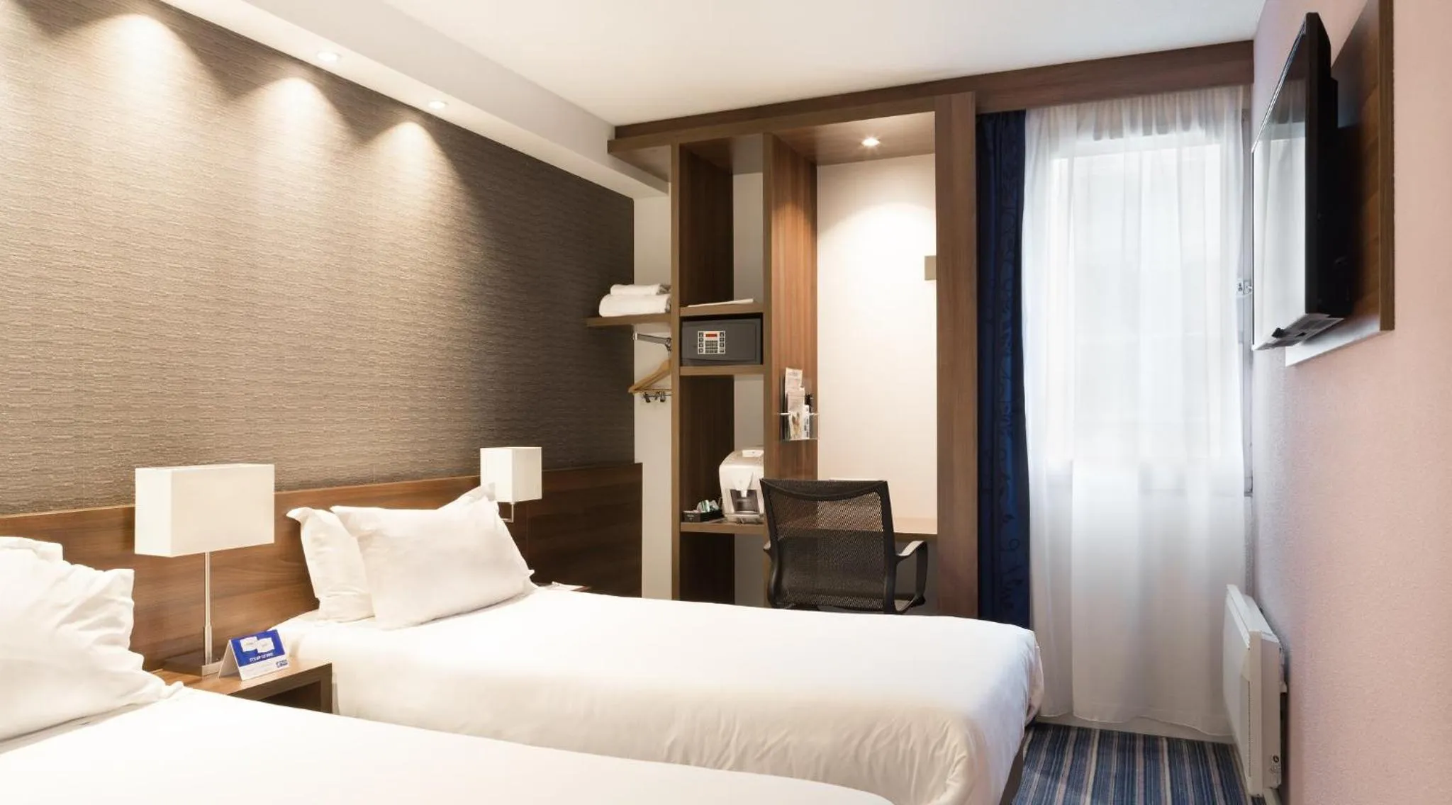 Photo of the whole room, Bed in Holiday Inn Express Amiens by IHG