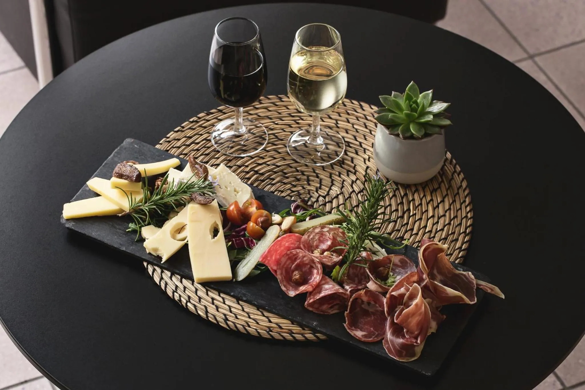 Lounge or bar in Holiday Inn Toulon City Centre by IHG