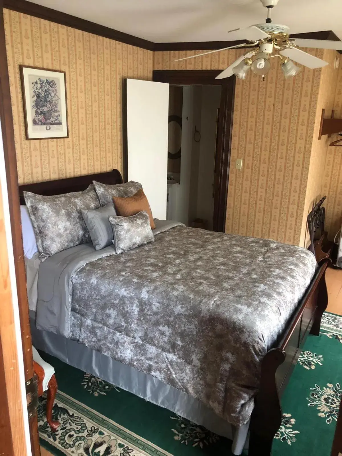 Double Room with Private Bathroom in Reynolds House inn Double Room with Private Bathroom in Reynolds House inn